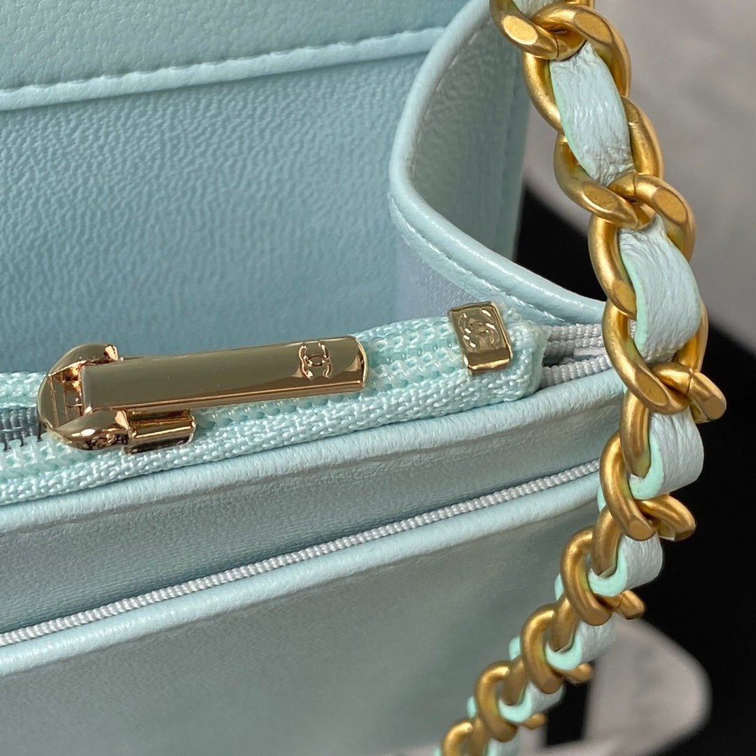 ＣＨＮＥＬCLASSIC WALLET ON CHAIN BABY BLUE
