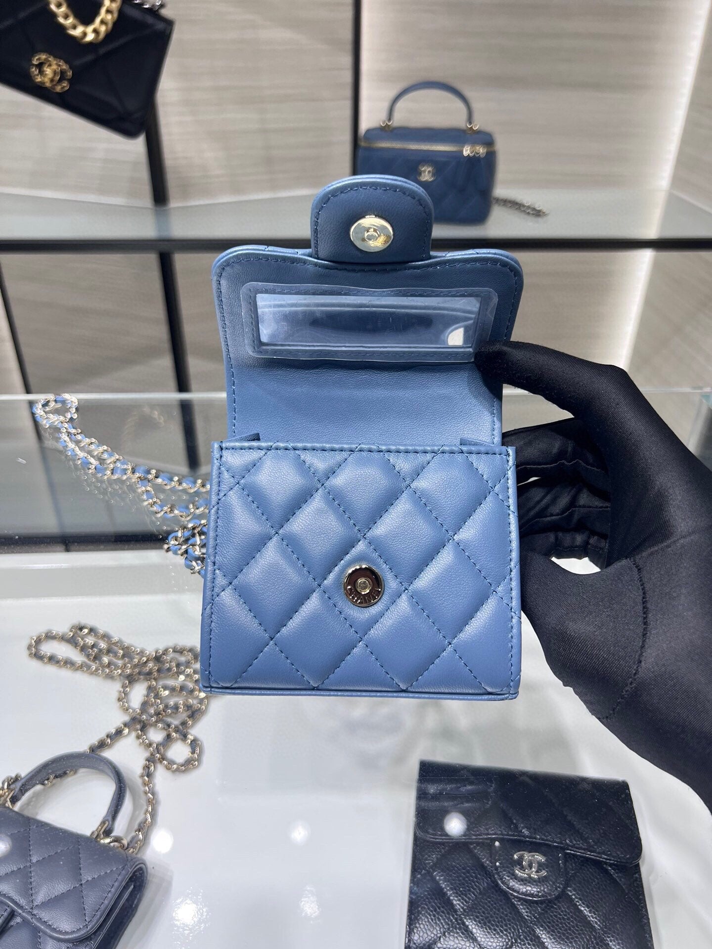 ＣＨＮＥＬMINI MATELASSÉ CLUTCH WITH CHAIN BLUE