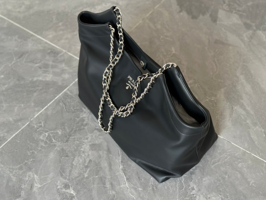 ＰＲＤＡ SOFT CALFSKIN BLACK LEATHER CHAIN TOTE BAG