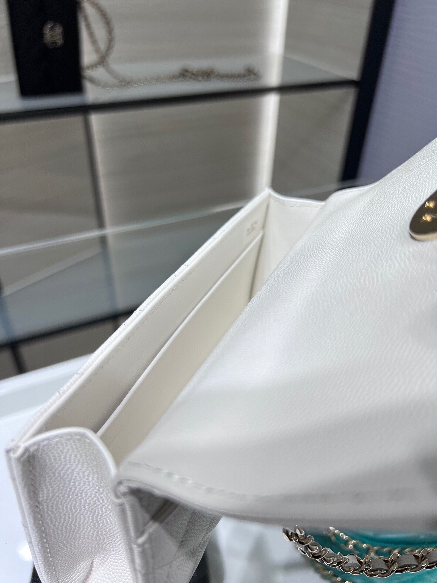 ＣＨＮＥＬPHONE HOLDER WITH CHAIN WHITE