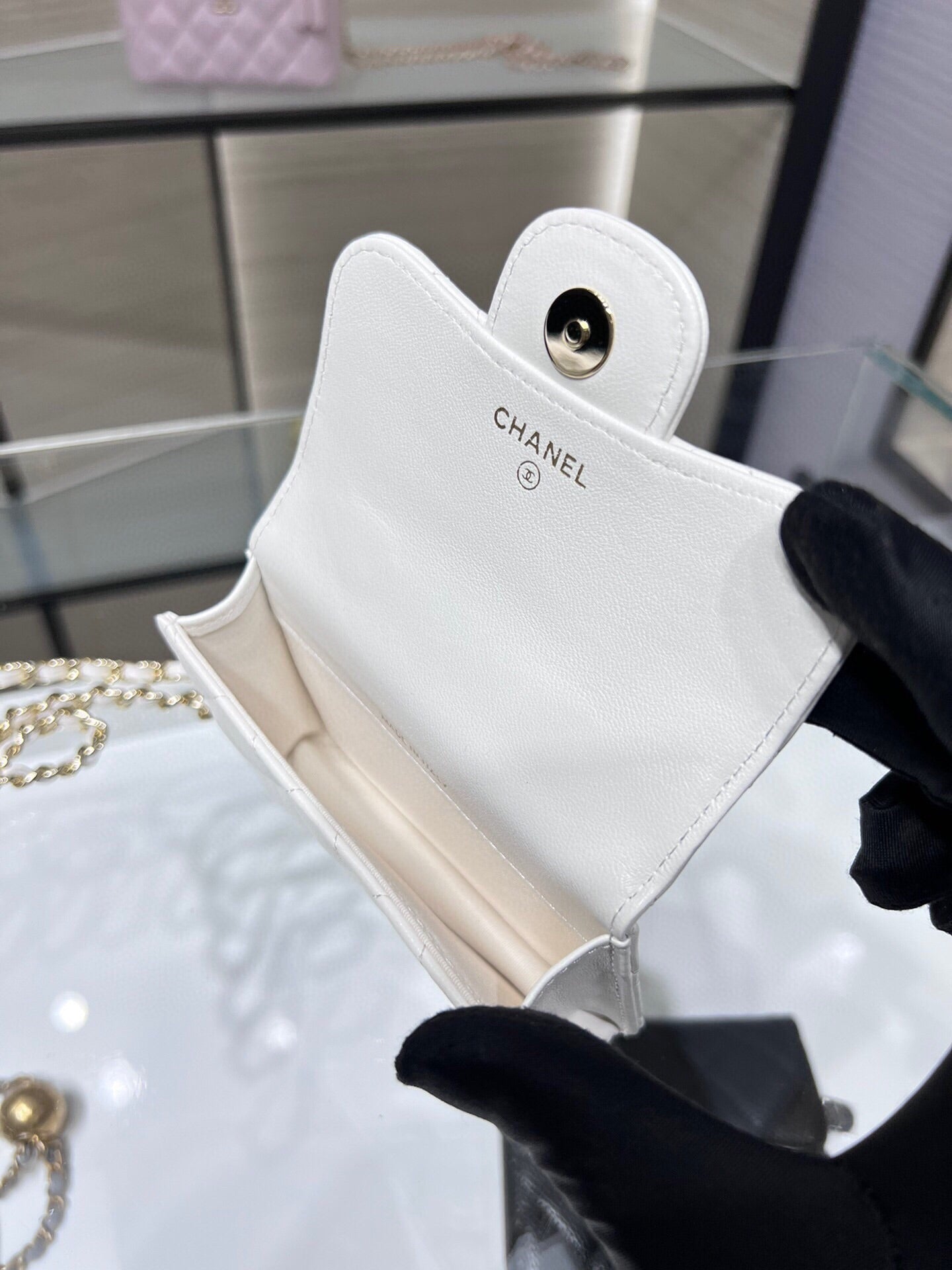 ＣＨＮＥＬFLAP COIN PURSE WITH CHAIN WHITE