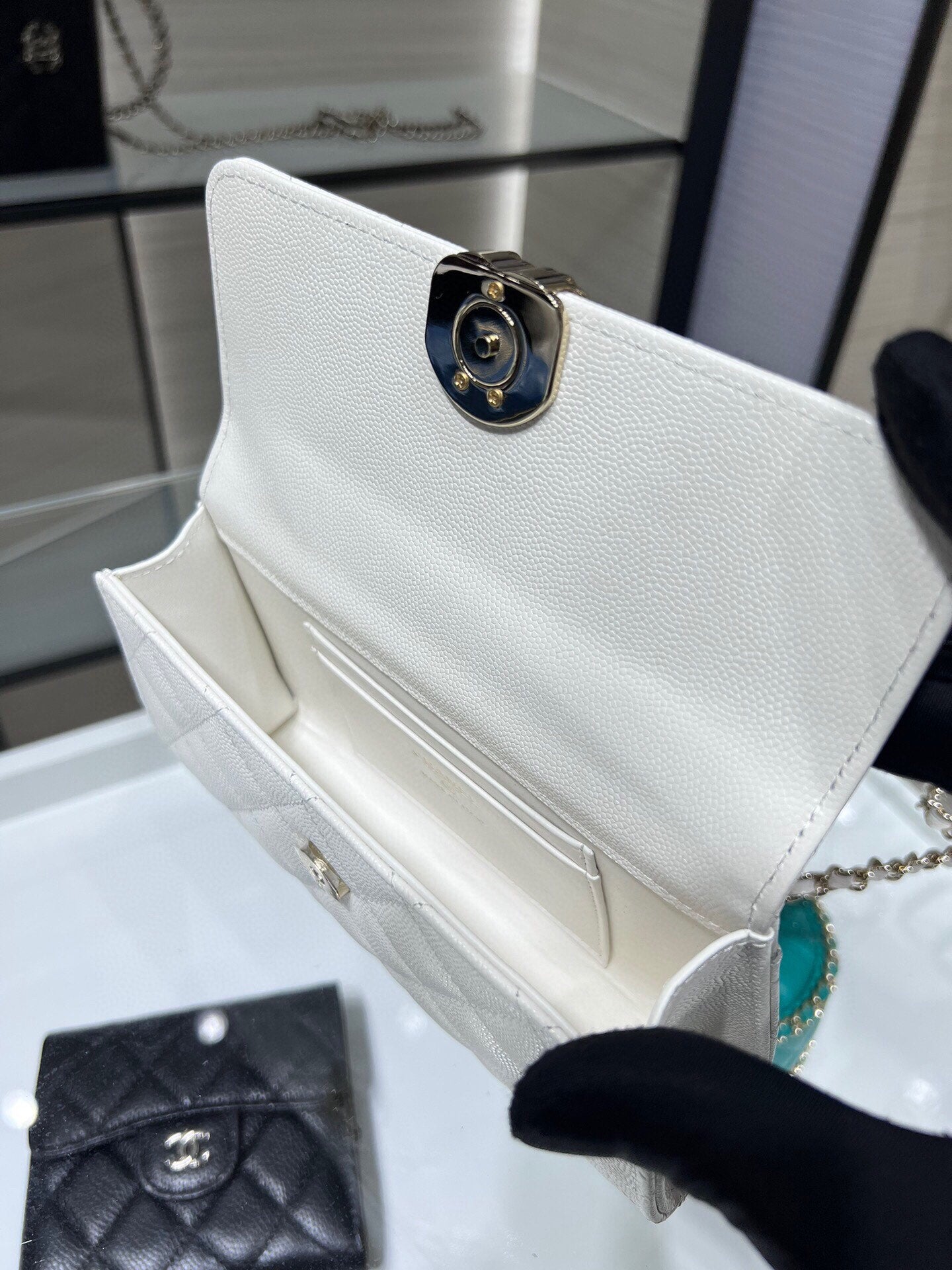 ＣＨＮＥＬPHONE HOLDER WITH CHAIN WHITE