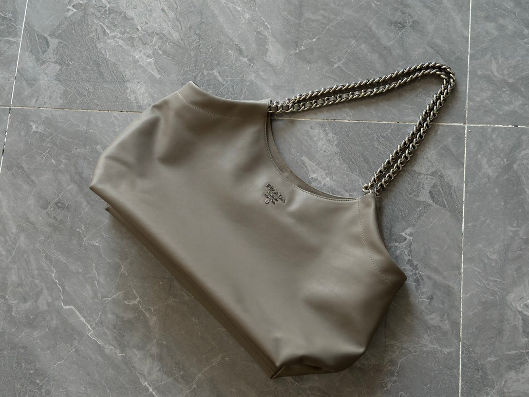 ＰＲＤＡ SOFT CALFSKIN BLACK CHAIN TOTE BAG