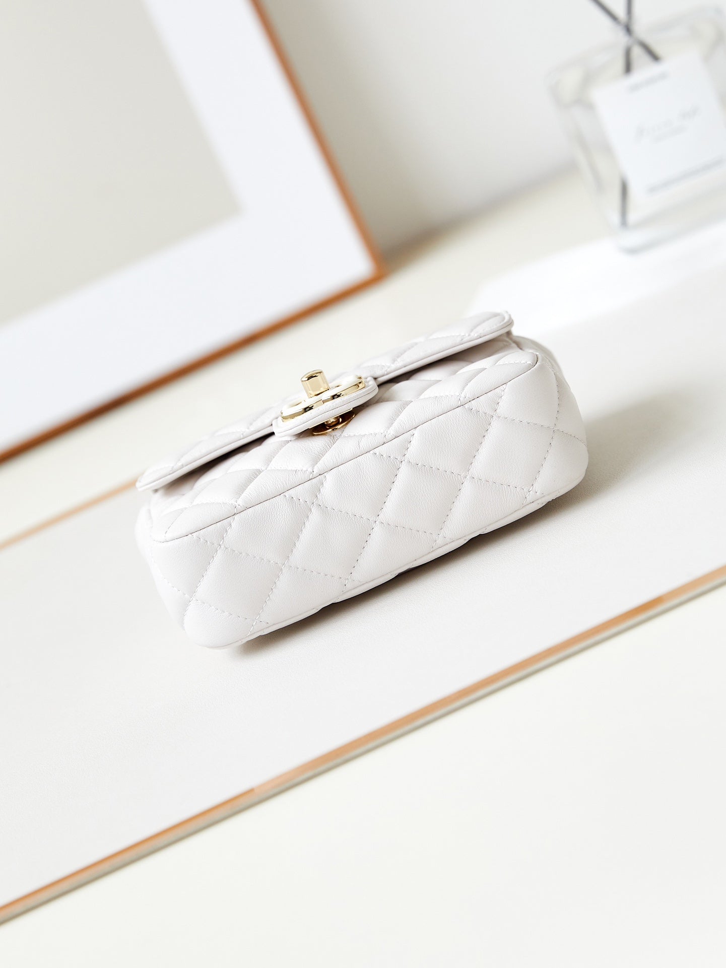 ＣＨＮＥＬSQUARE FLAP BAG WHITE