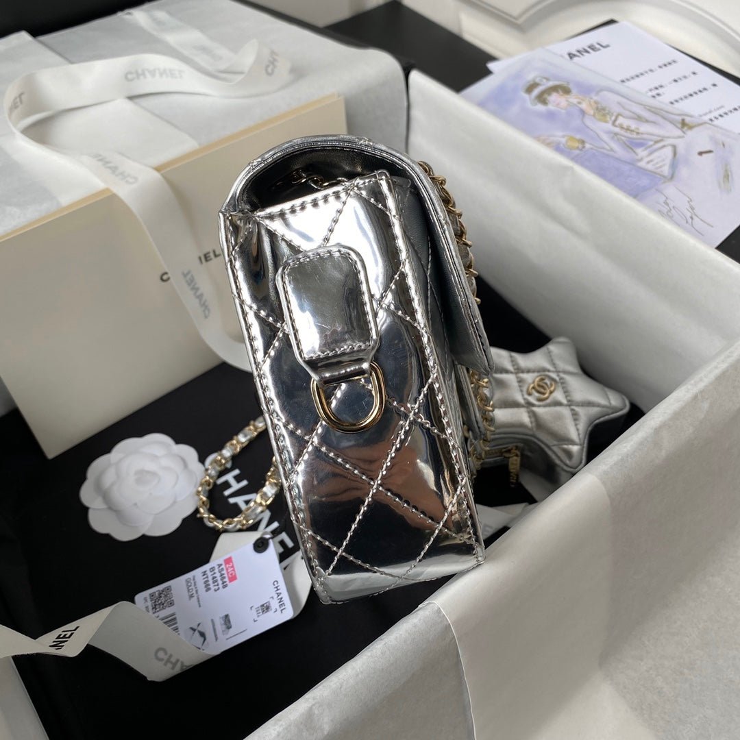 ＣＨＮＥＬCLASSIC FLAP BAG IN SILVER METALLIC QUILTED LEATHER