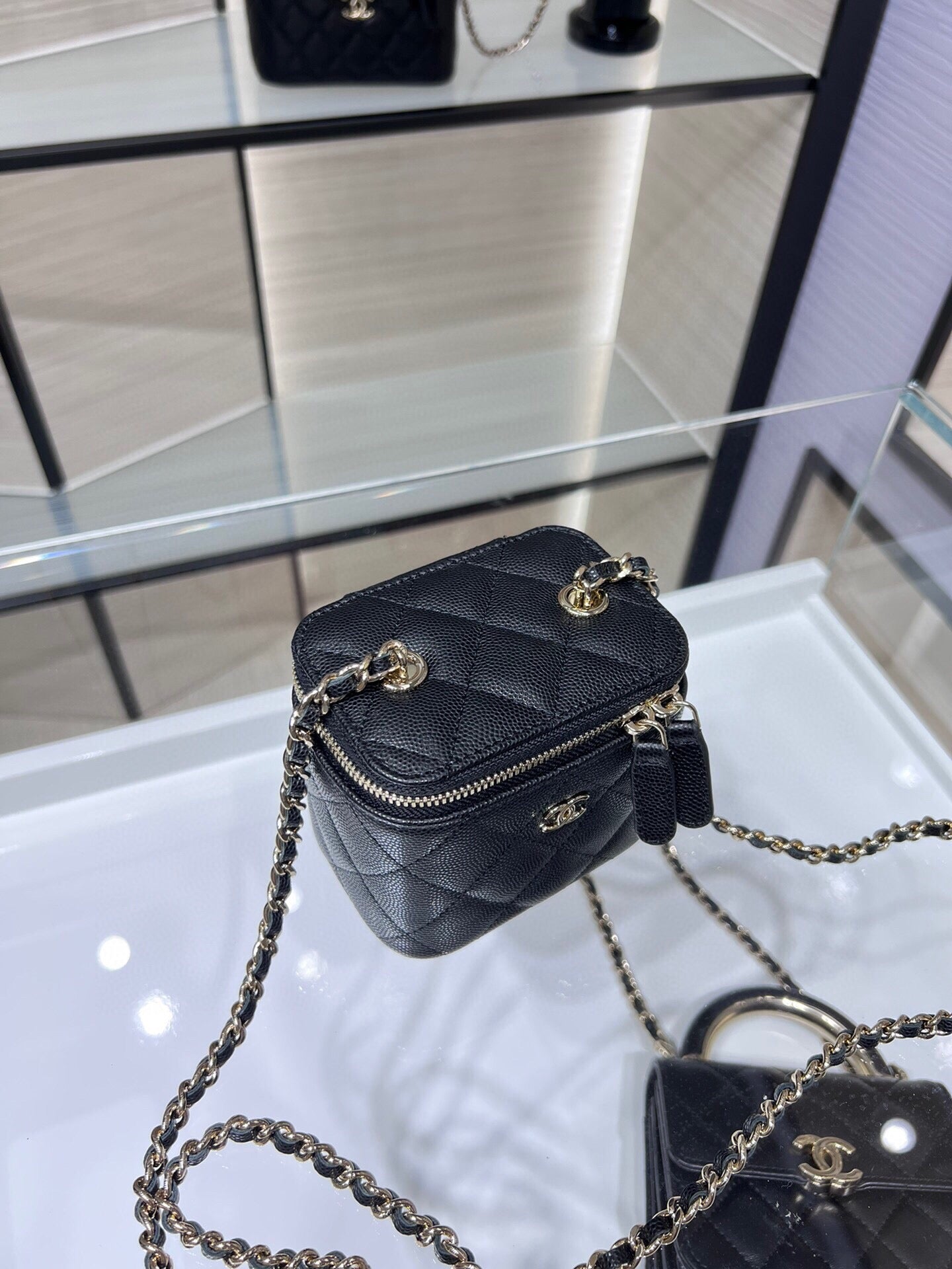 ＣＨＮＥＬMINI VANITY CASE WITH CLASSIC CHAIN