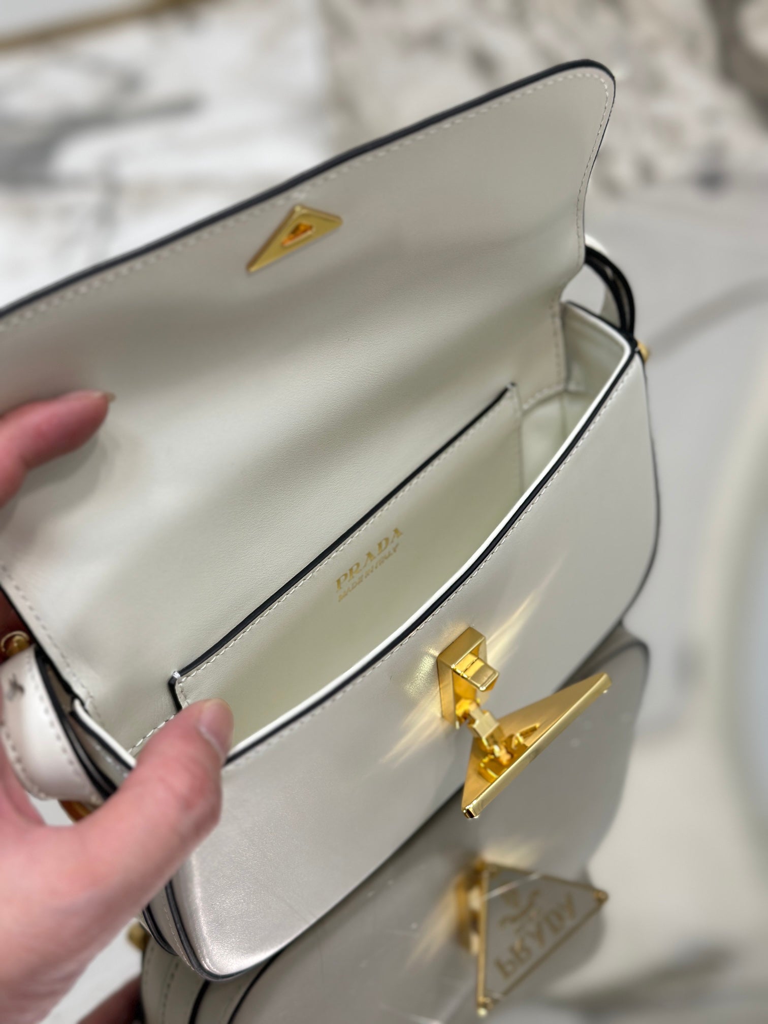 ＰＲＤＡ LEATHER SHOULDER BAG WHITE