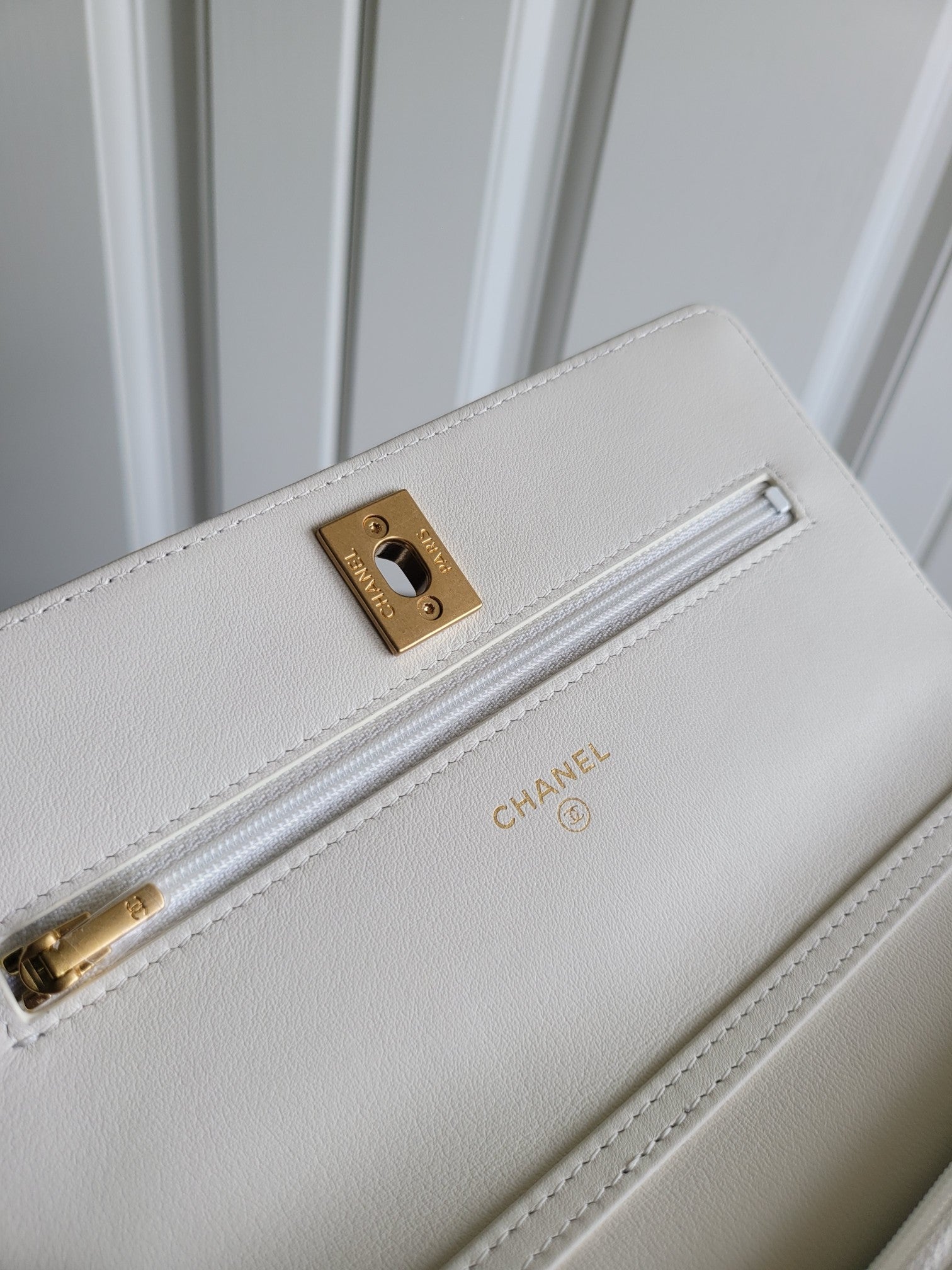 ＣＨＮＥＬ19 WALLET ON CHAIN WHITE