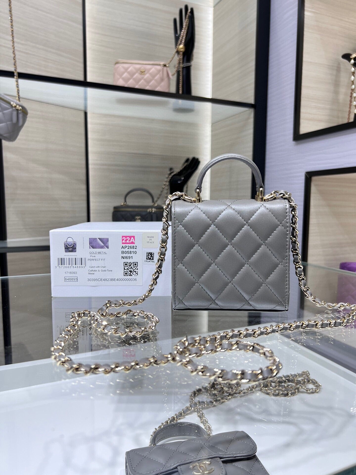 ＣＨＮＥＬMINI MATELASSÉ CLUTCH WITH CHAIN GRAY