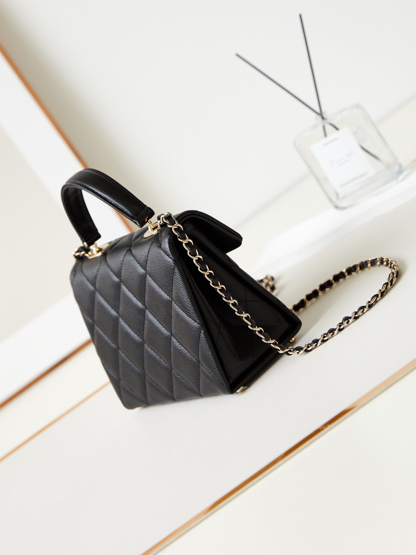 ＣＨＮＥＬFLAP BAG WITH A TOP HANDLE