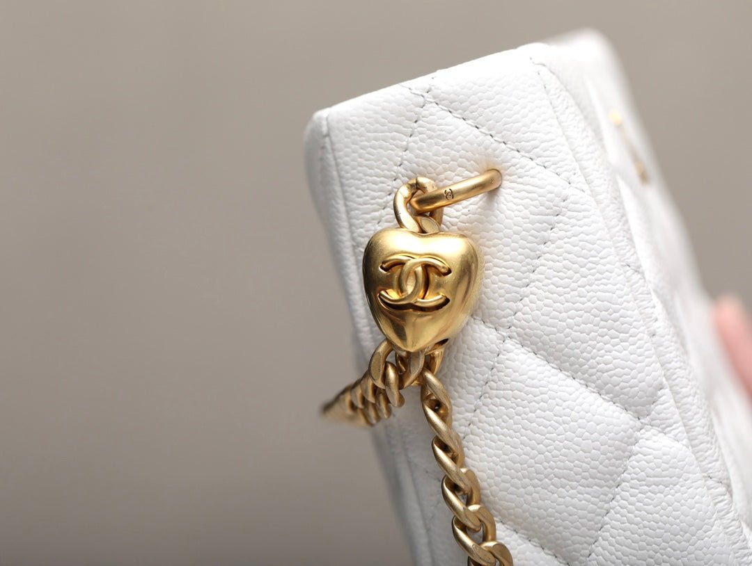 ＣＨＮＥＬGOLD HEART BALL CHAIN SMALL HOBO BAG WHITE