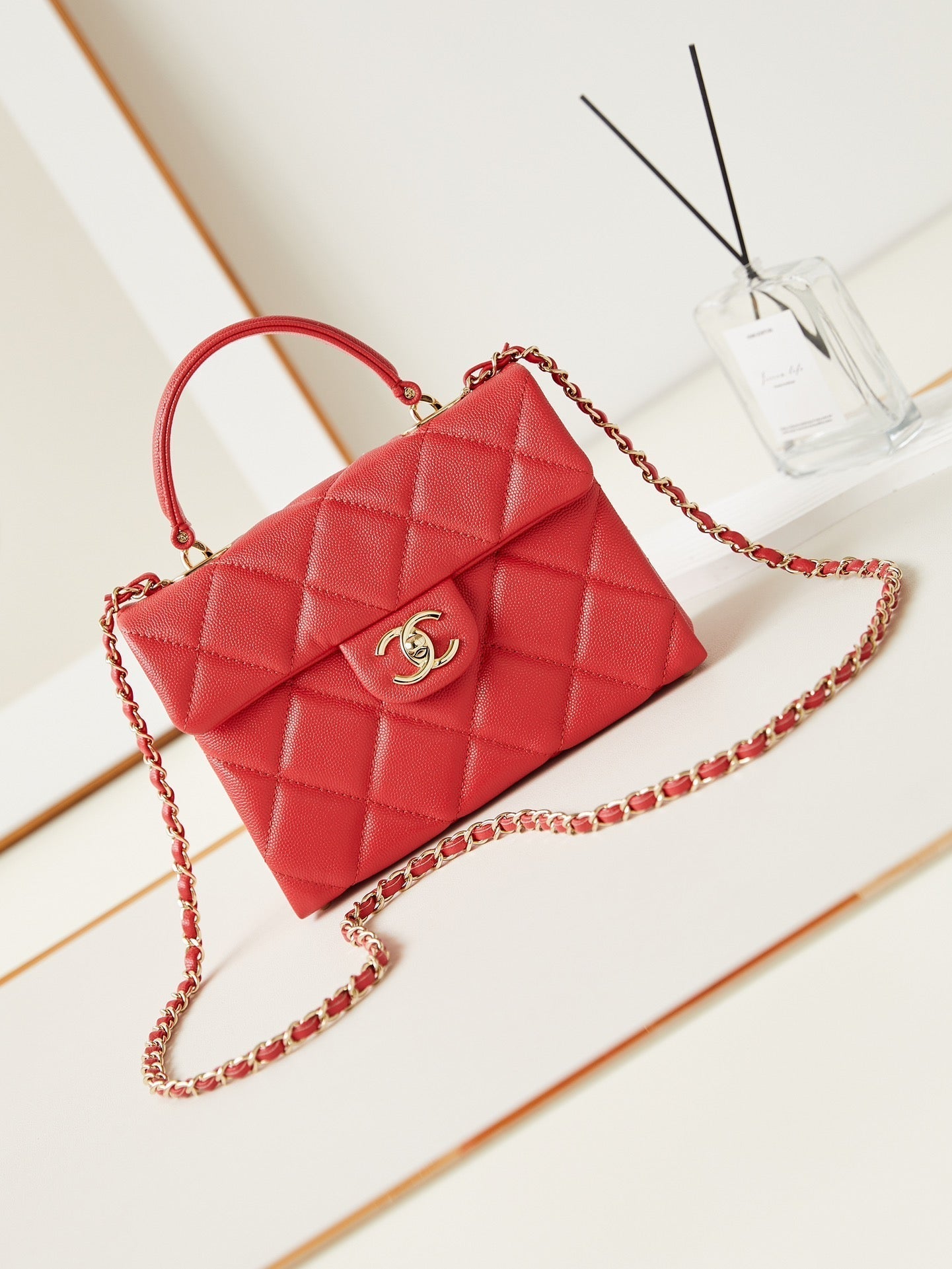 ＣＨＮＥＬFLAP BAG WITH A TOP HANDLE RED