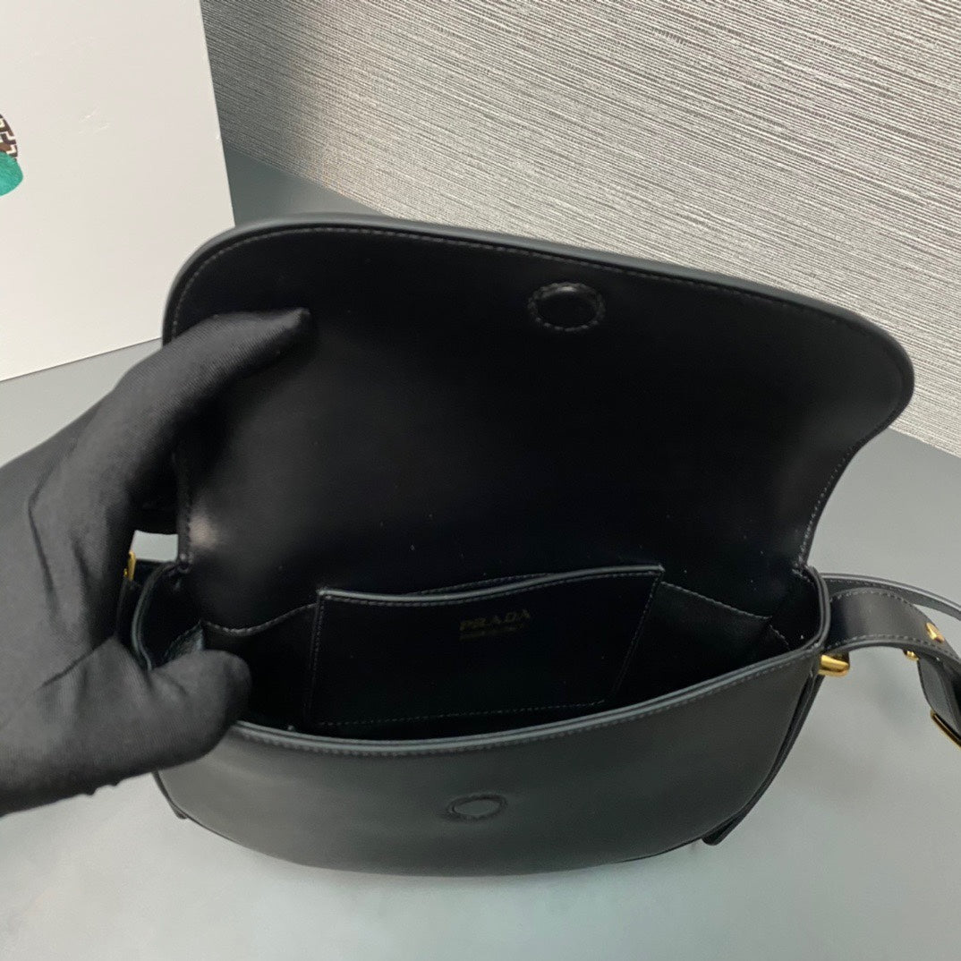 ＰＲＤＡ ARQUÉ LEATHER SHOULDER BAG WITH FLAP BLACK