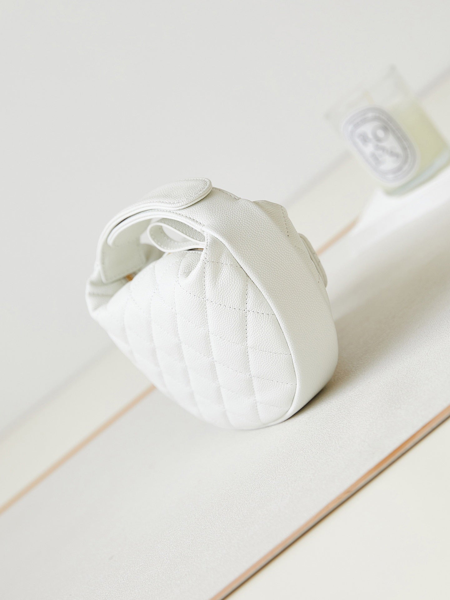 ＣＨＮＥＬCAVIAR LEATHER MINI ROUND HOBO WHITE