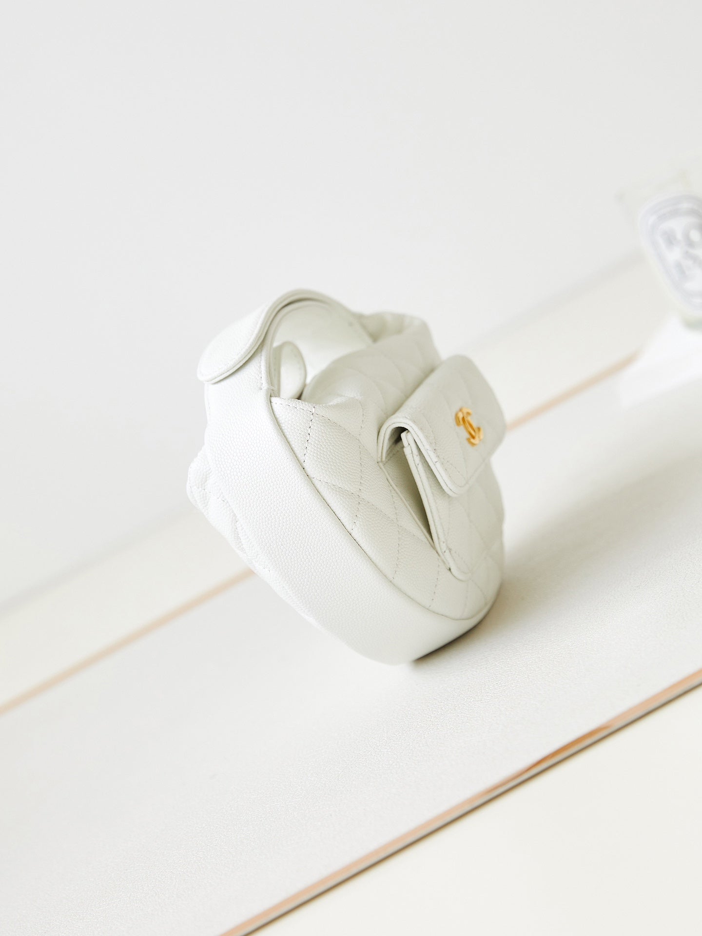 ＣＨＮＥＬCAVIAR LEATHER MINI ROUND HOBO WHITE