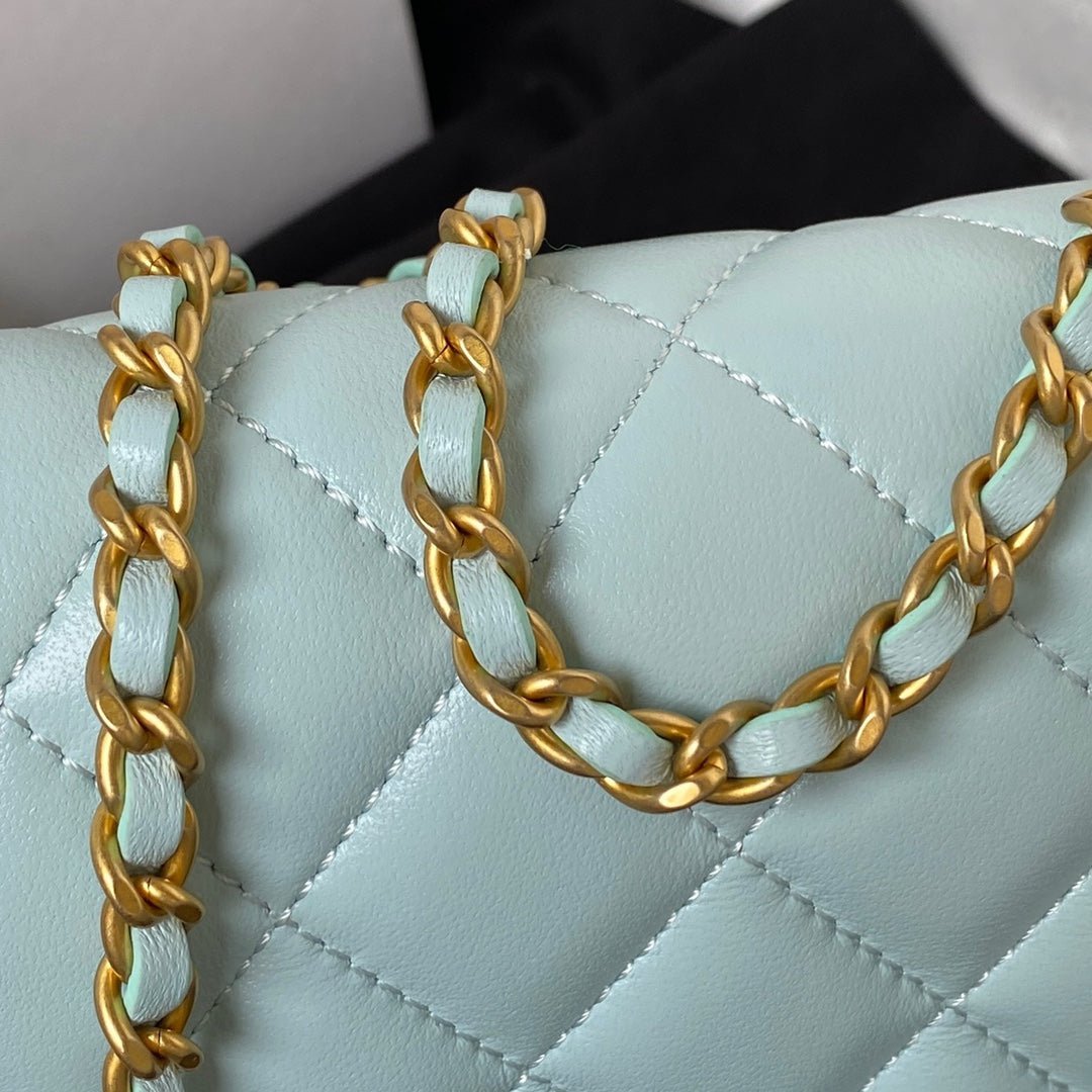 ＣＨＮＥＬCLASSIC WALLET ON CHAIN BABY BLUE