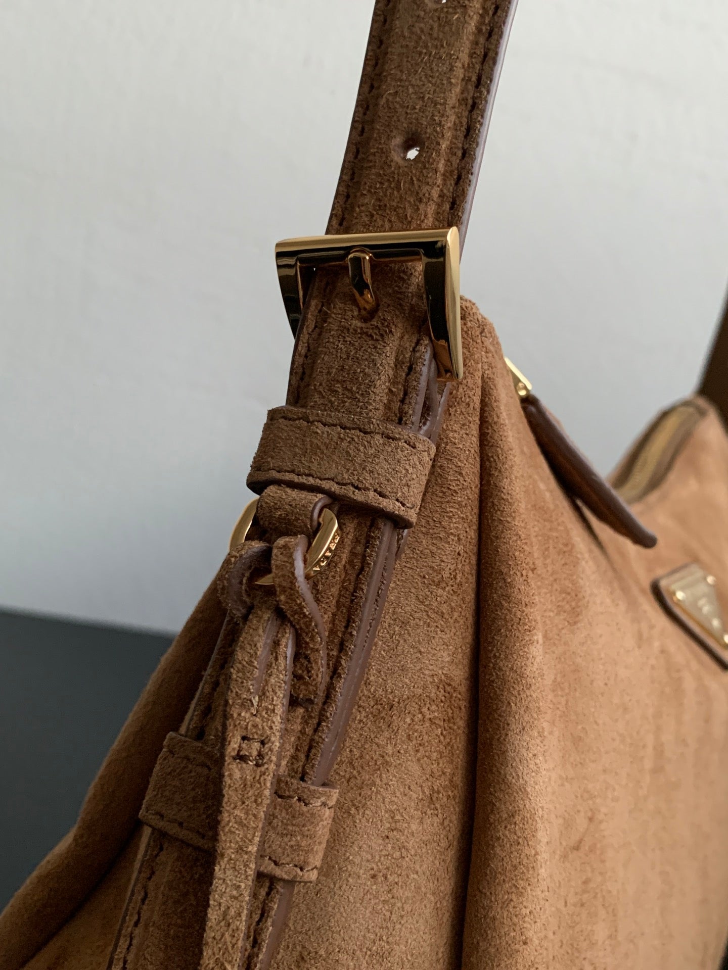 ＰＲＤＡ AIMÉE MEDIUM SUEDE SHOULDER BAG CINNAMON