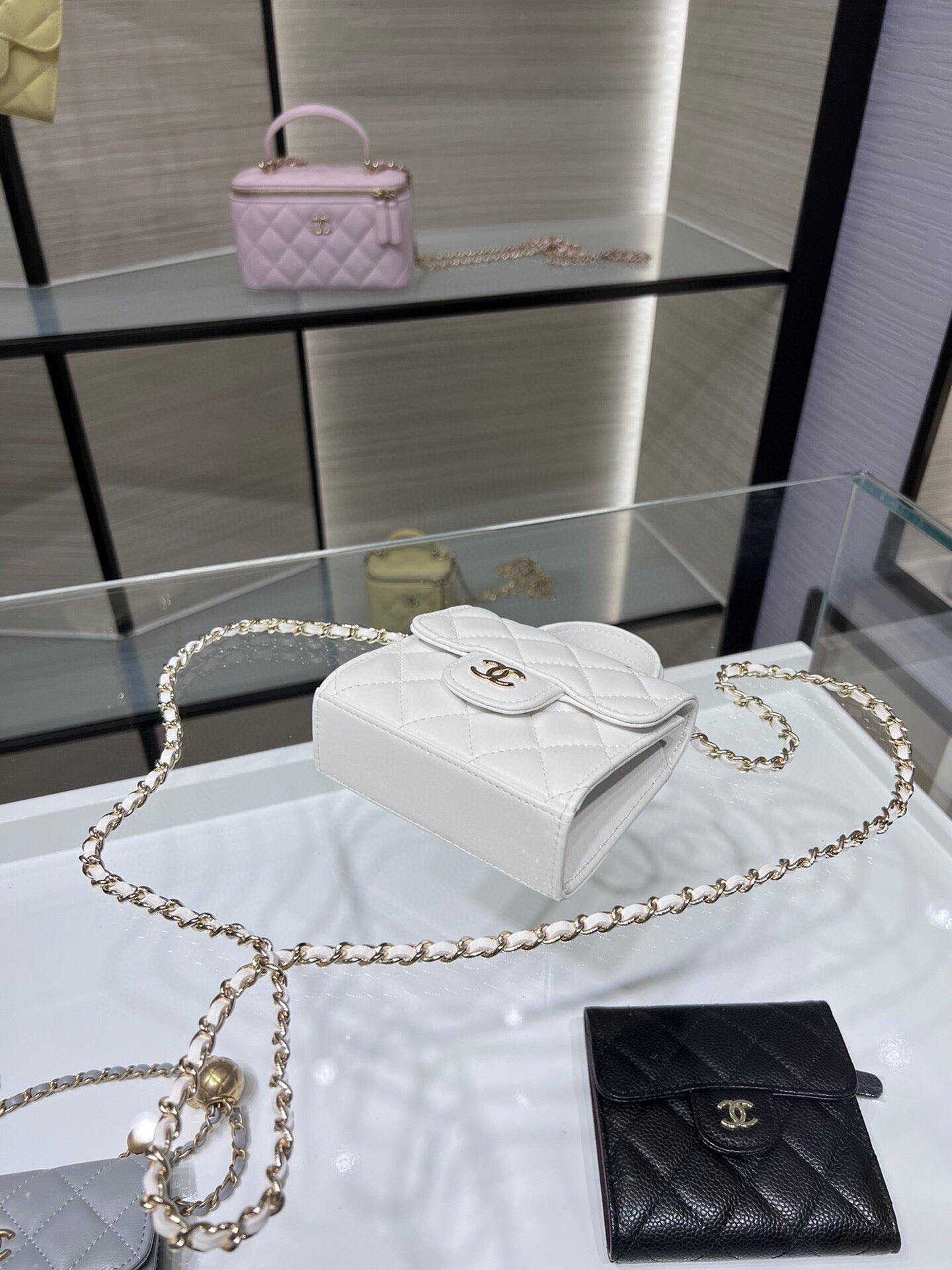 ＣＨＮＥＬMINI MATELASSÉ CLUTCH WITH CHAIN WHITE