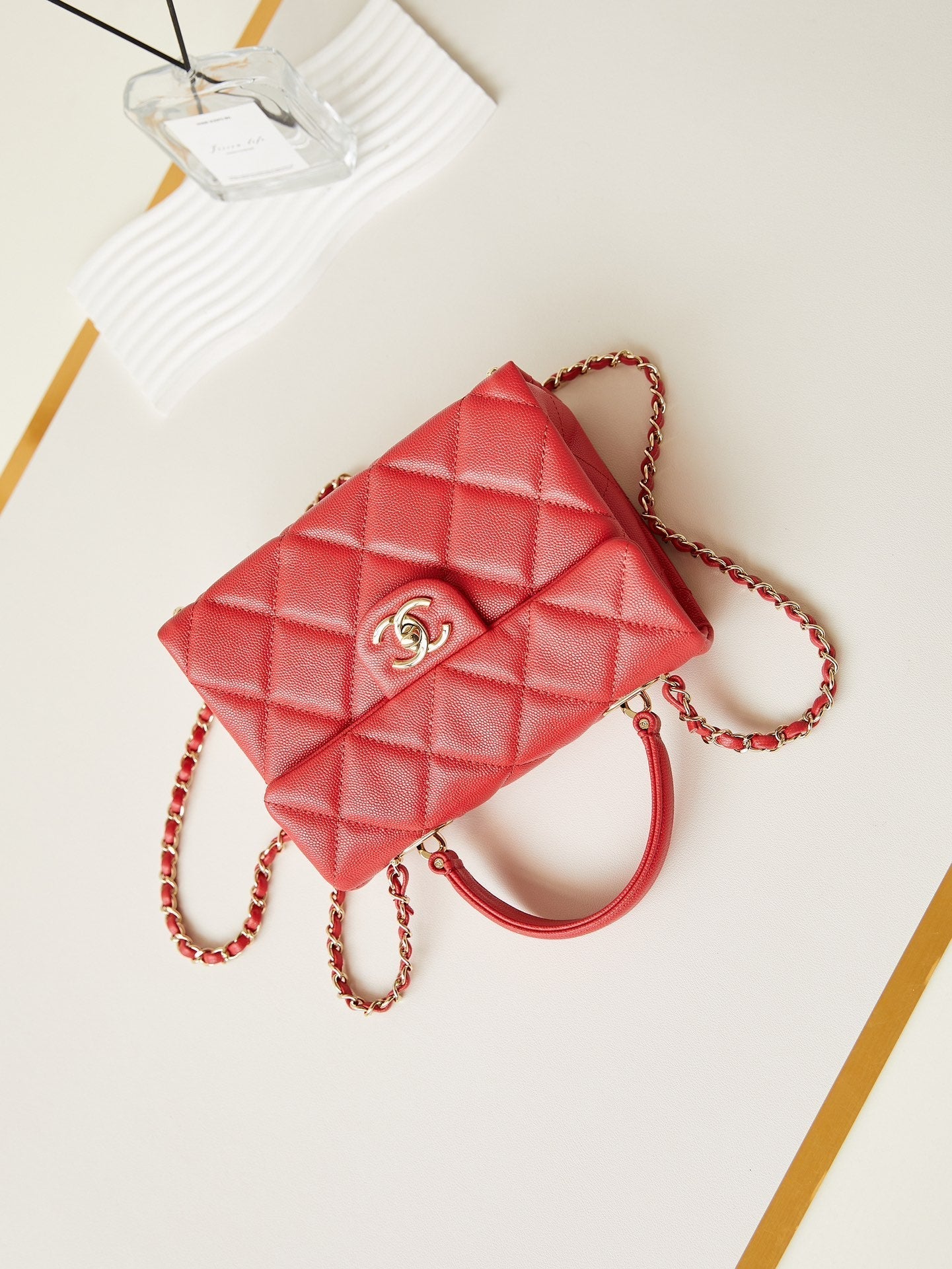 ＣＨＮＥＬFLAP BAG WITH A TOP HANDLE RED
