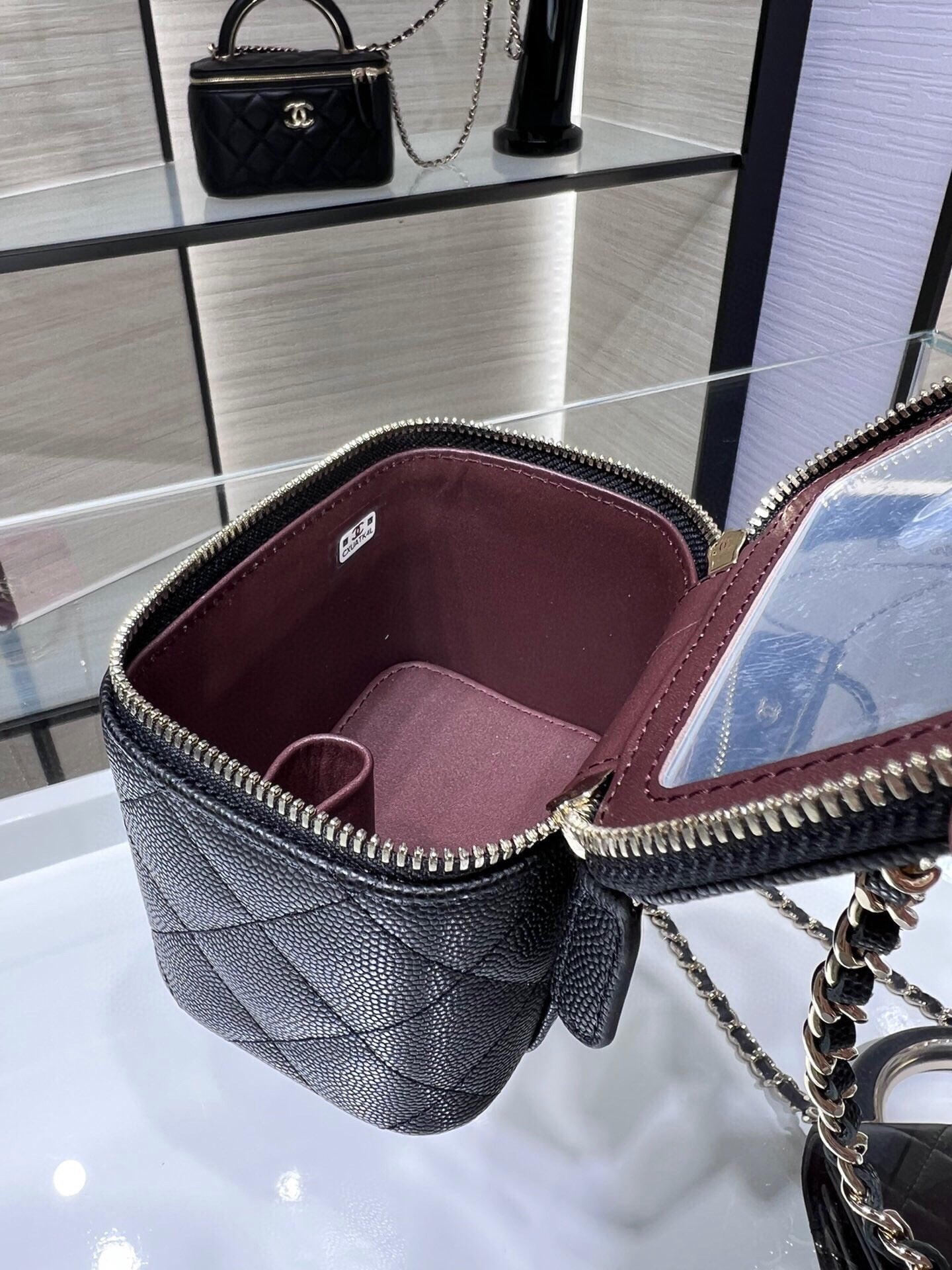 ＣＨＮＥＬMINI VANITY CASE WITH CLASSIC CHAIN