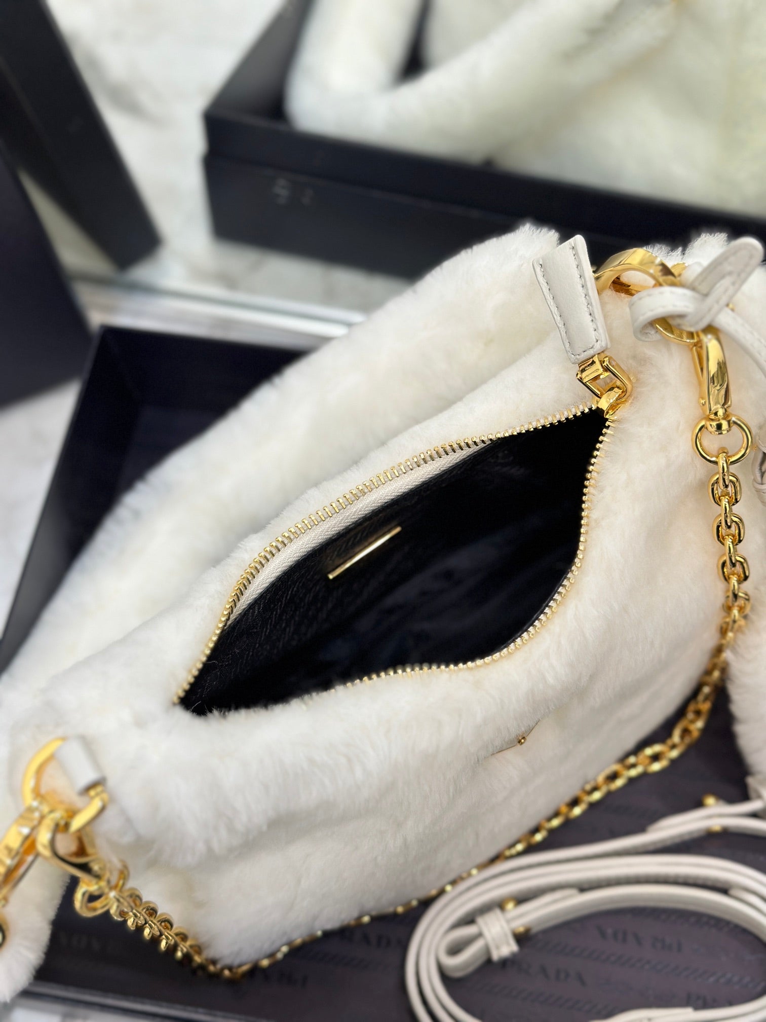 ＰＲＤＡ RE-EDITION SHEARLING MINI-BAG WHITE