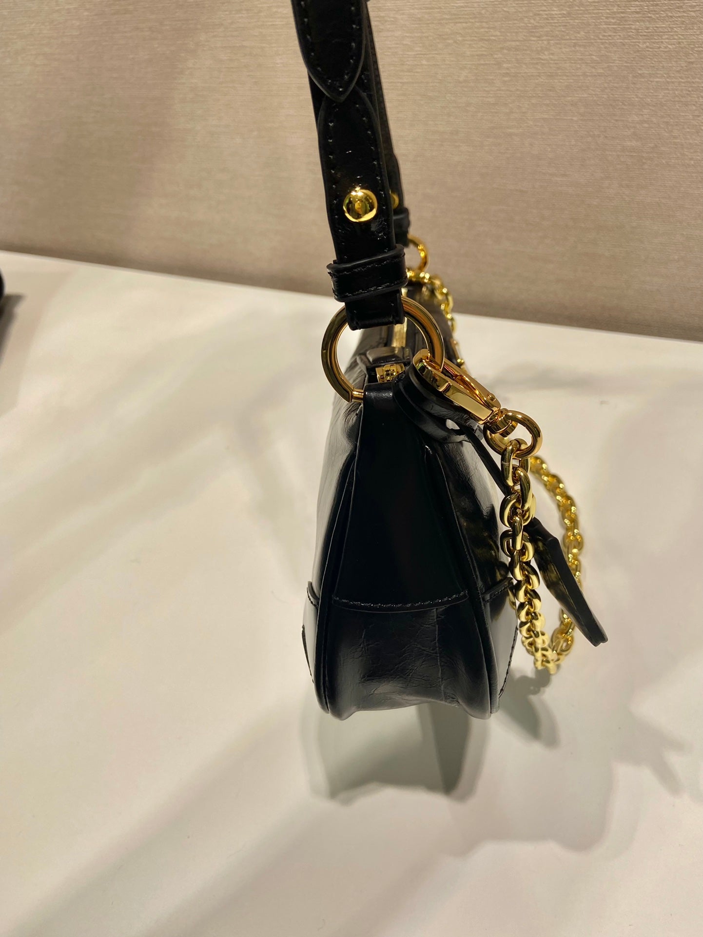 ＰＲＤＡ RE-EDITION 2002 MEDIUM LEATHER SHOULDER BAG