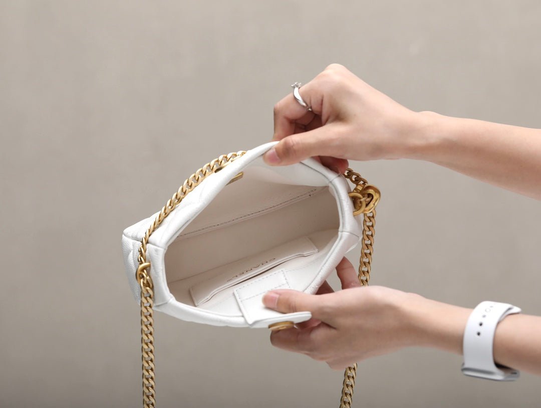 ＣＨＮＥＬGOLD HEART BALL CHAIN SMALL HOBO BAG WHITE