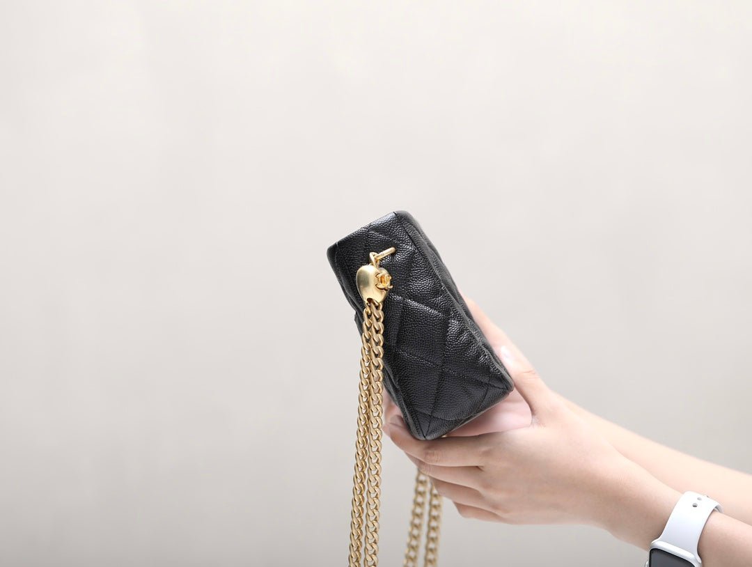 ＣＨＮＥＬGOLD HEART BALL CHAIN SMALL HOBO BAG BLACK