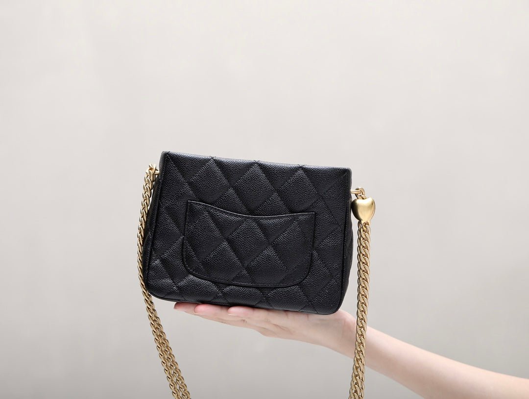 ＣＨＮＥＬGOLD HEART BALL CHAIN SMALL HOBO BAG BLACK