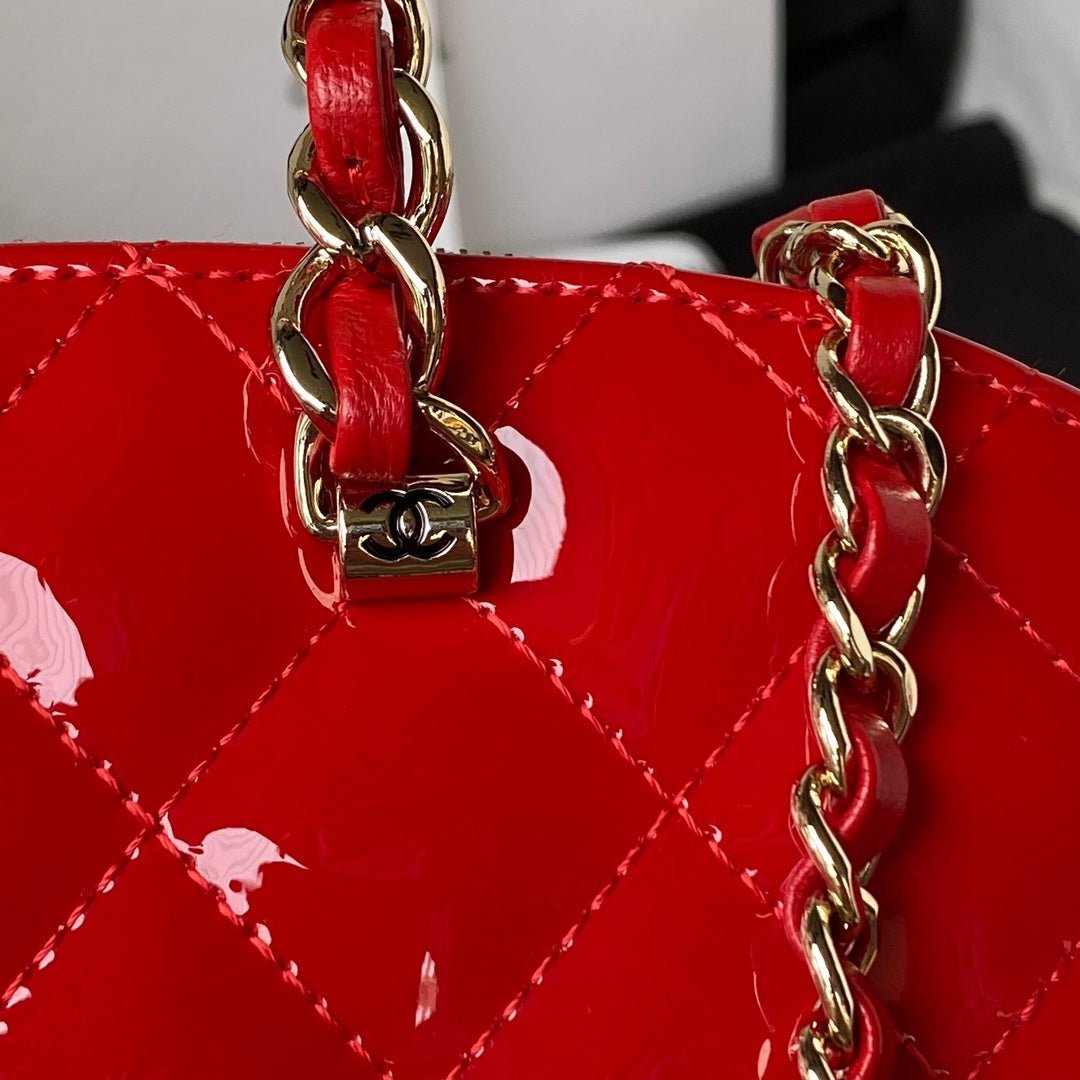 ＣＨＮＥＬPATENT LEATHER CHAIN TOTE BAG RED