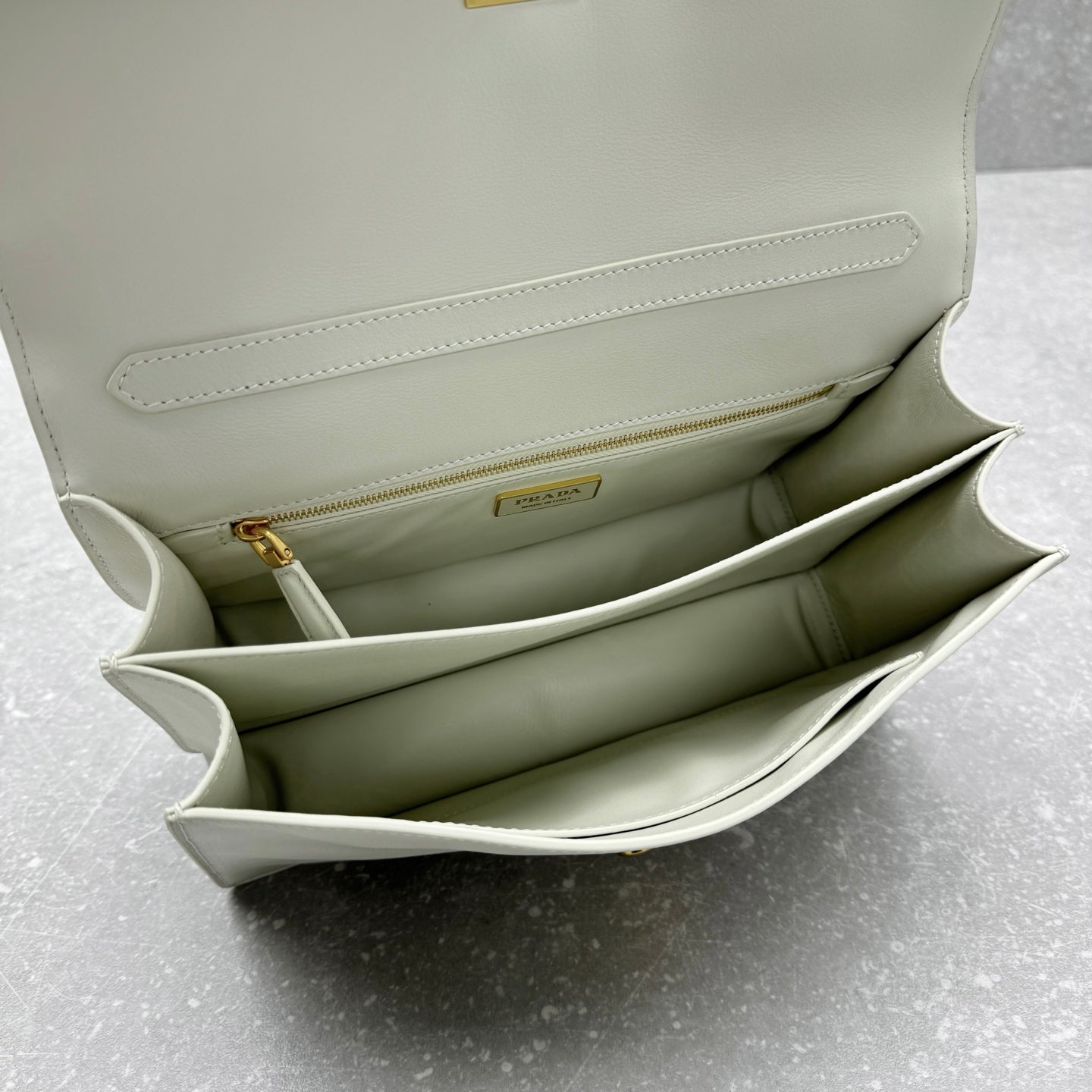 ＰＲＤＡ SOFT SOUND MEDIUM LEATHER SHOULDER BAG WHITE