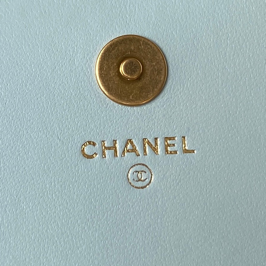 ＣＨＮＥＬCLASSIC WALLET ON CHAIN BABY BLUE