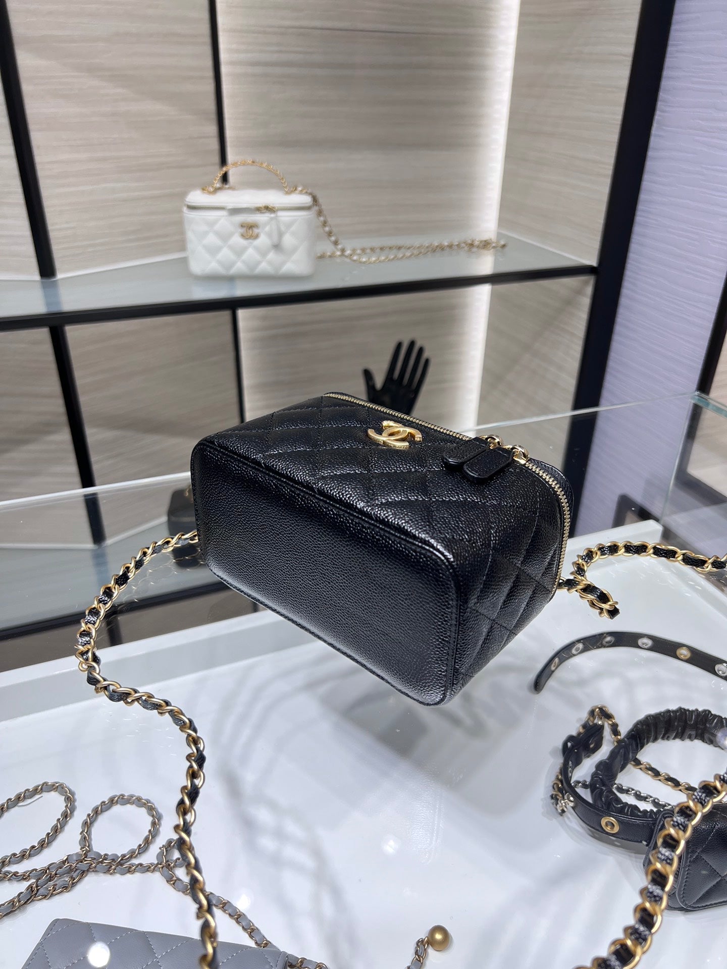 ＣＨＮＥＬCHAIN VANITY CASE BLACK