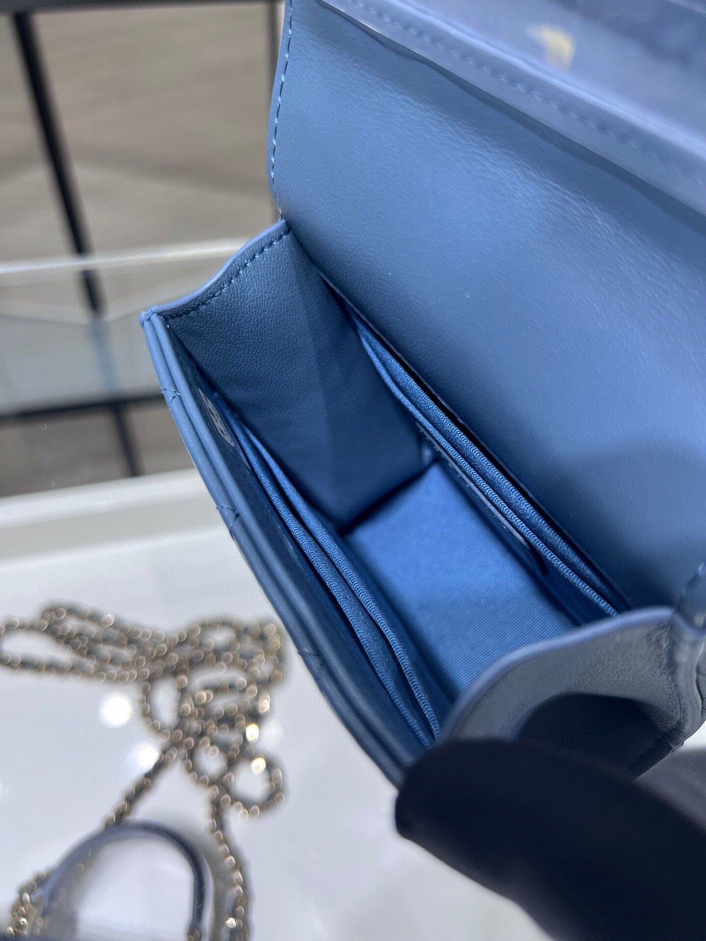 ＣＨＮＥＬMINI MATELASSÉ CLUTCH WITH CHAIN BLUE