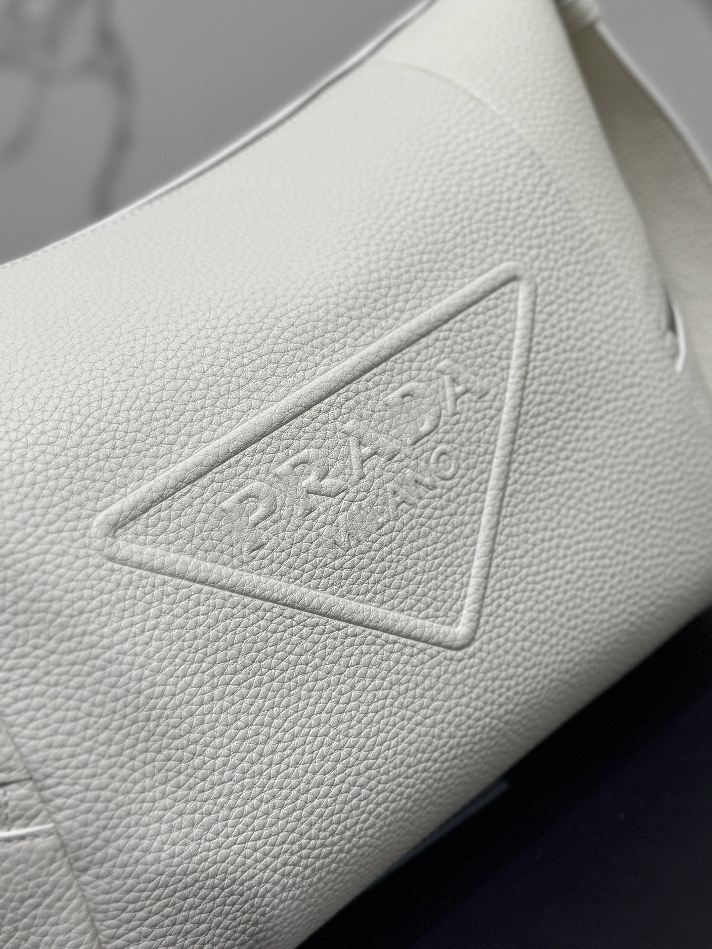 ＰＲＤＡ WHITE LEATHER SHOULDER BAG