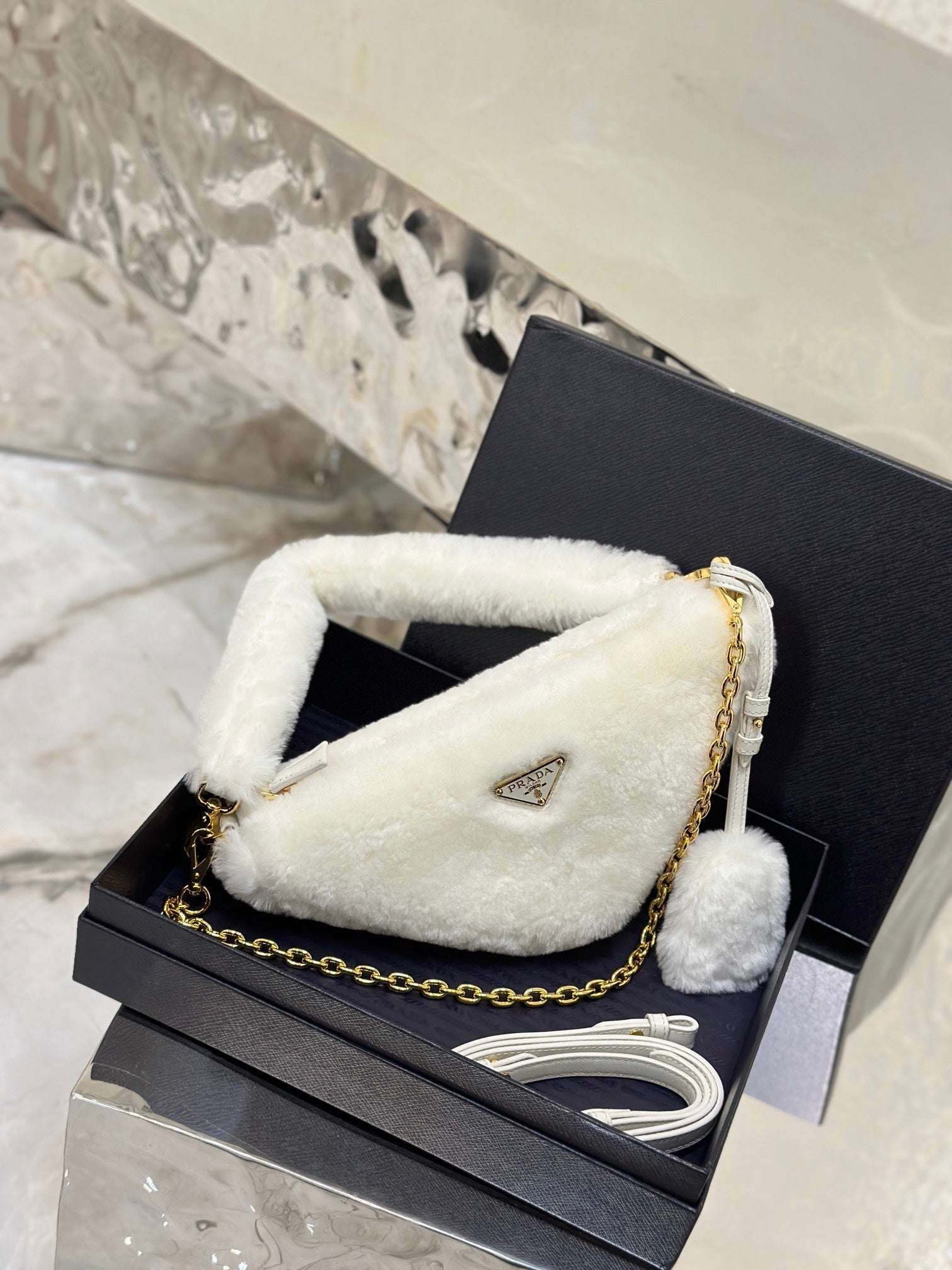 ＰＲＤＡ 2018 MINI SHEARLING TRIANGLE SATCHEL WHITE