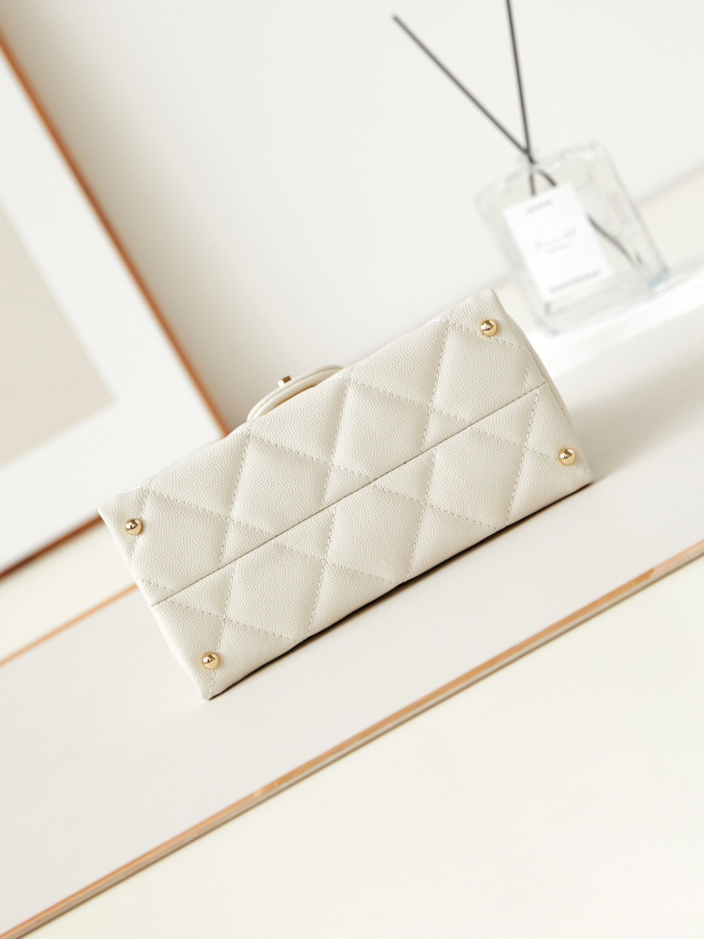 ＣＨＮＥＬFLAP BAG WITH A TOP HANDLE WHITE