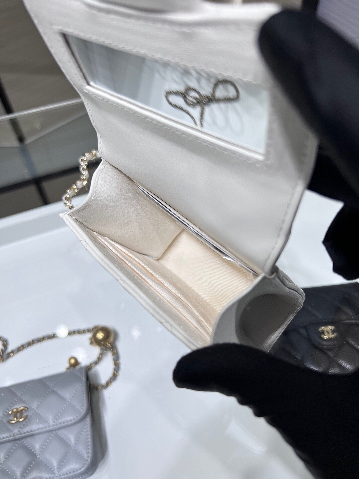 ＣＨＮＥＬMINI MATELASSÉ CLUTCH WITH CHAIN WHITE