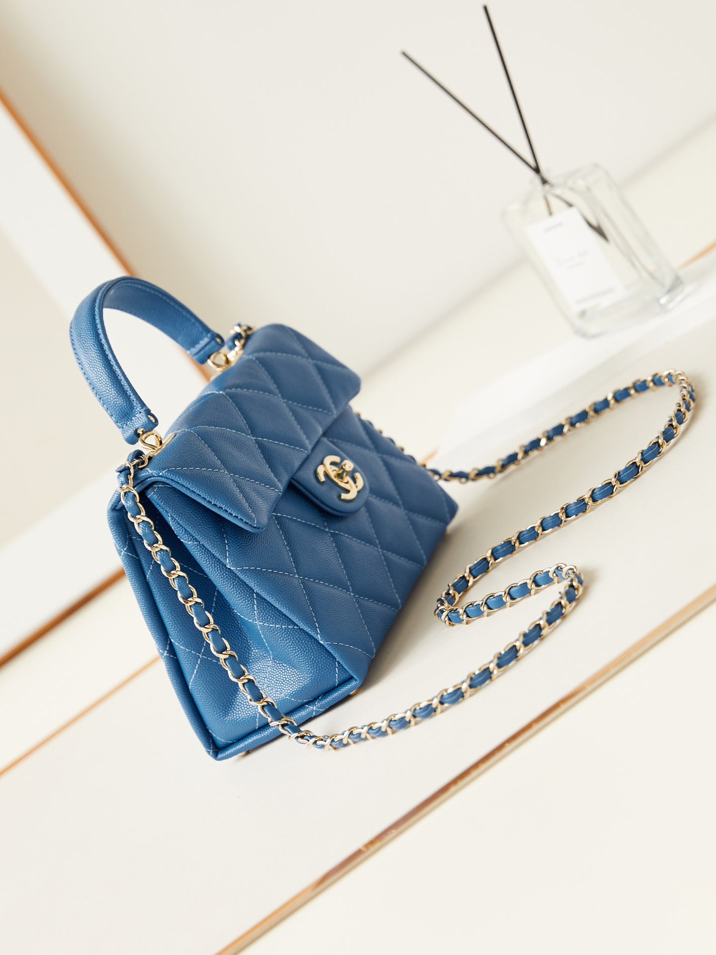 ＣＨＮＥＬFLAP BAG WITH A TOP HANDLE BLUE