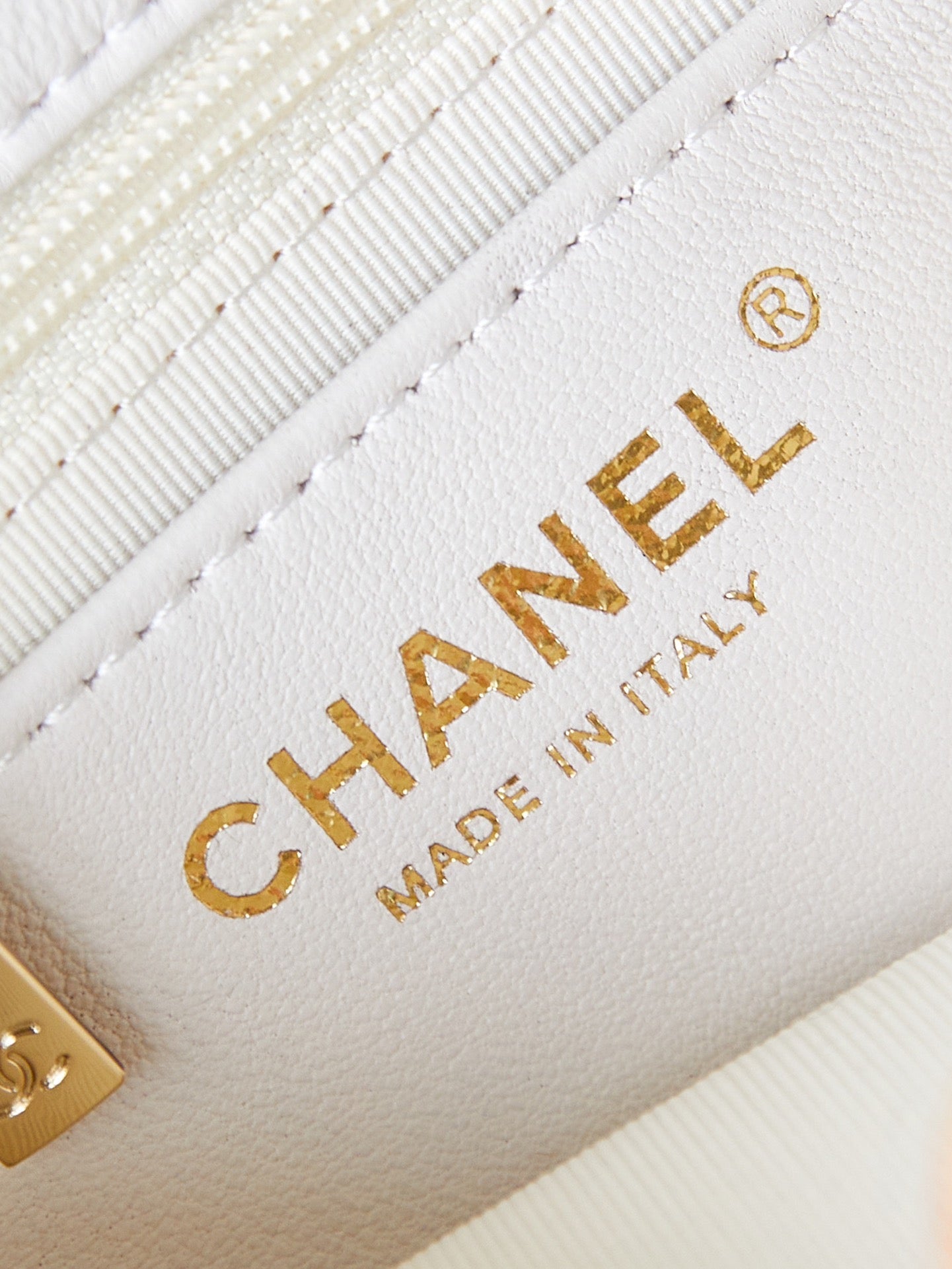 ＣＨＮＥＬSQUARE FLAP BAG WHITE