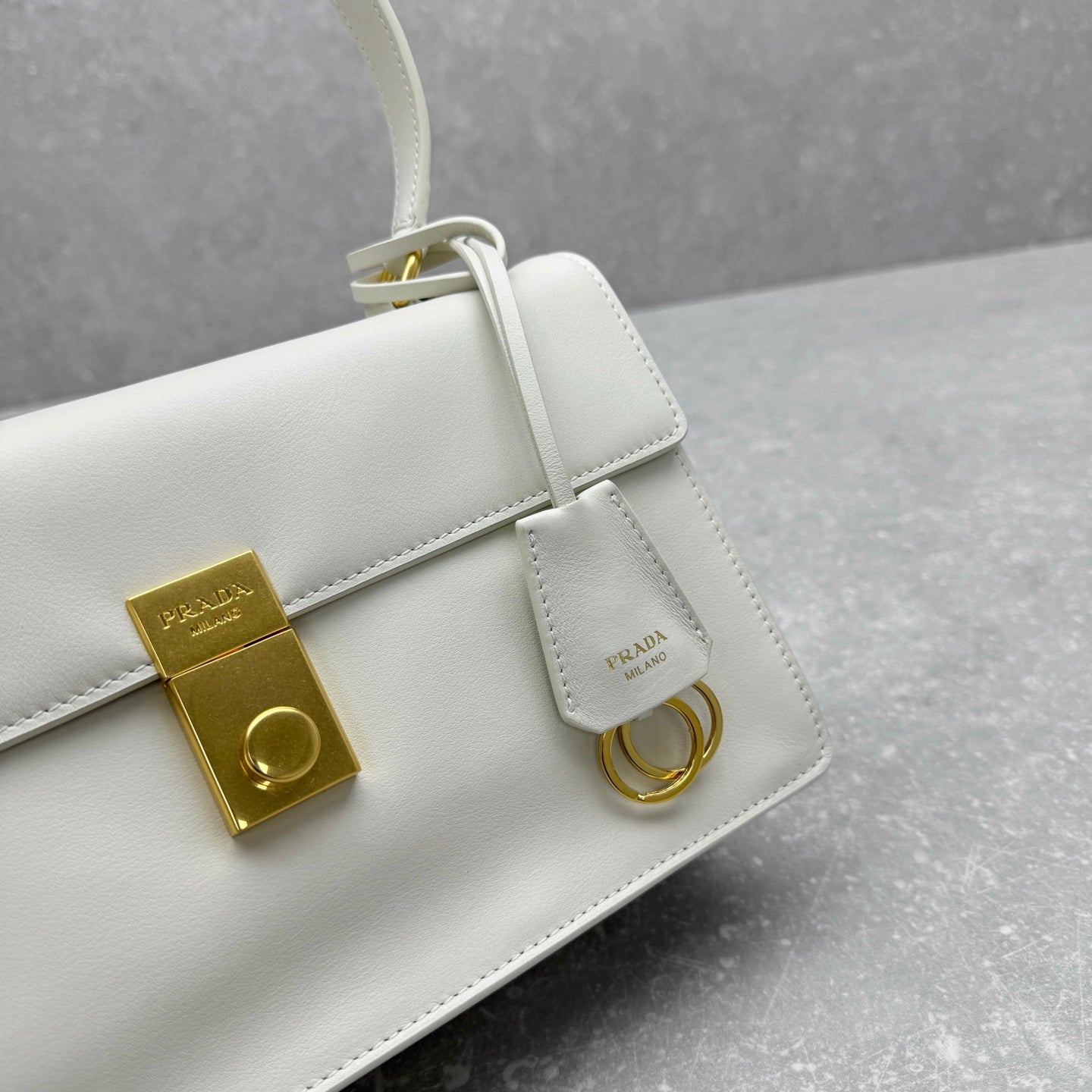 ＰＲＤＡ SOFT SOUND MEDIUM LEATHER SHOULDER BAG WHITE