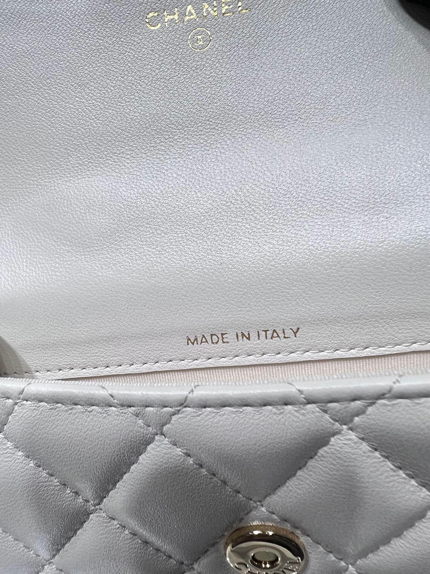 ＣＨＮＥＬFLAP COIN PURSE WITH CHAIN WHITE