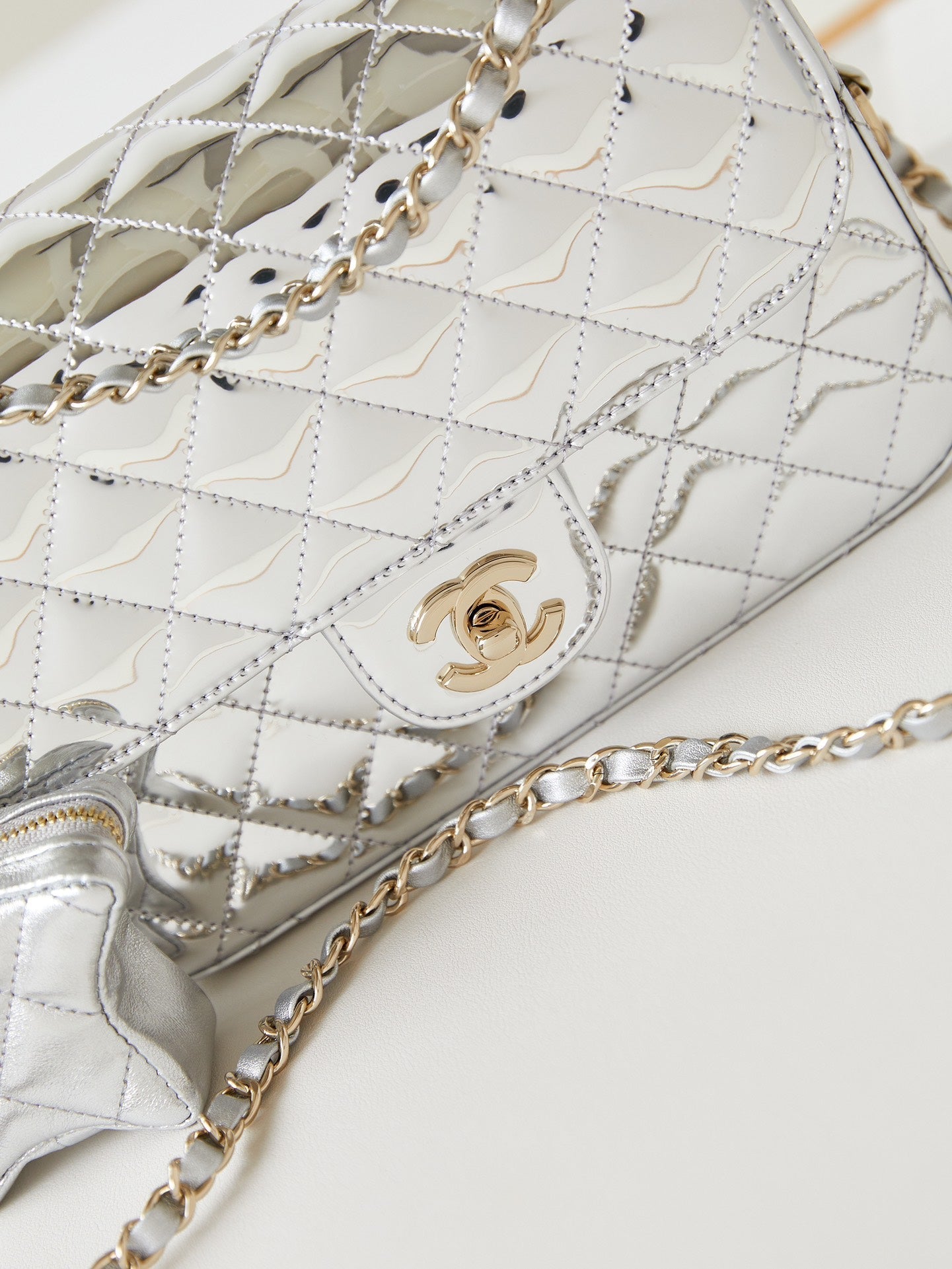 ＣＨＮＥＬCLASSIC FLAP BAG SILVER