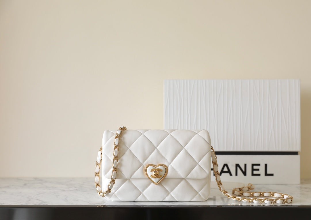ＣＨＮＥＬHEART MINI FLAP BAG WHITE