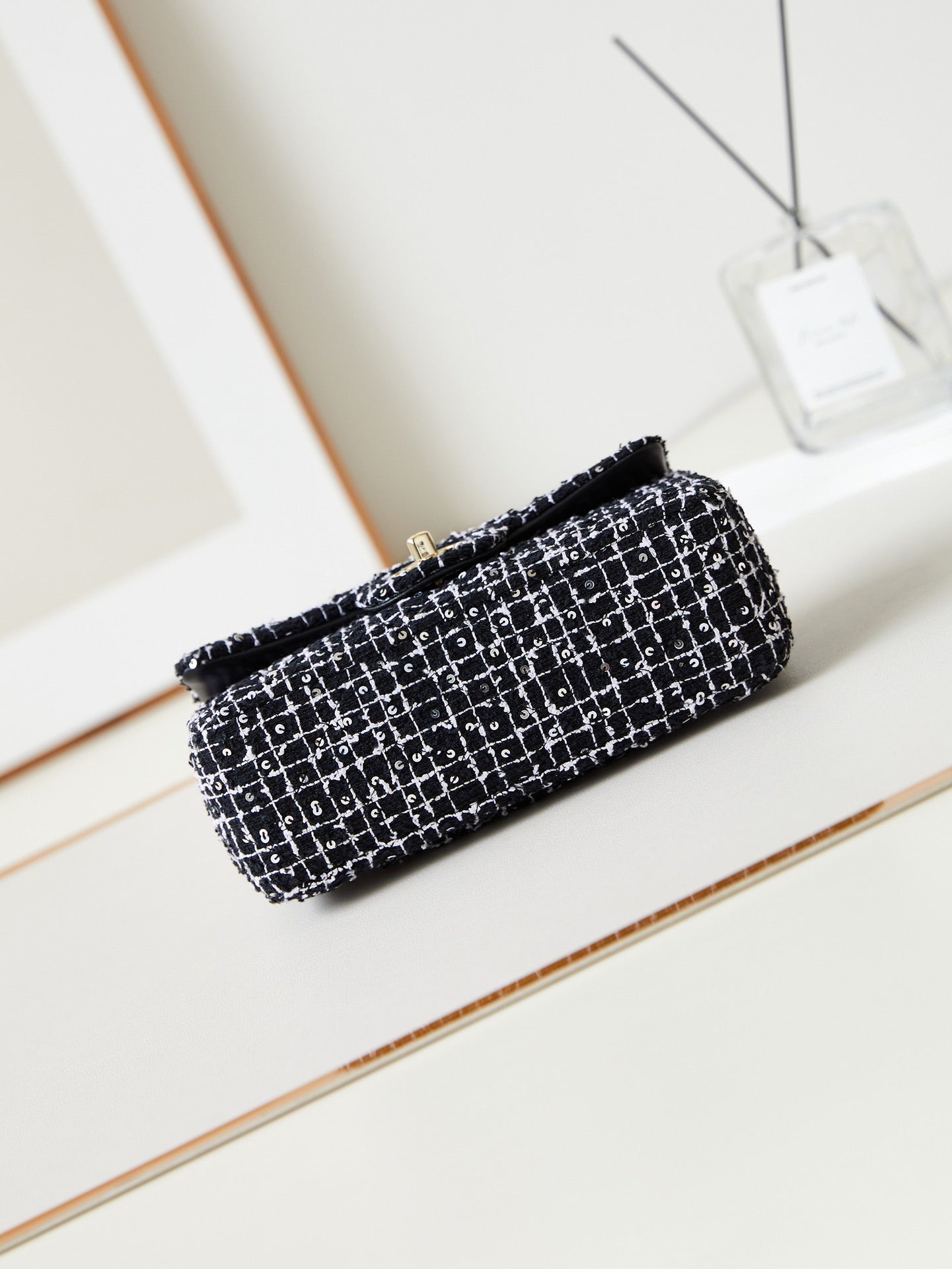 ＣＨＮＥＬFLAP BAG WITH A TOP HANDLE