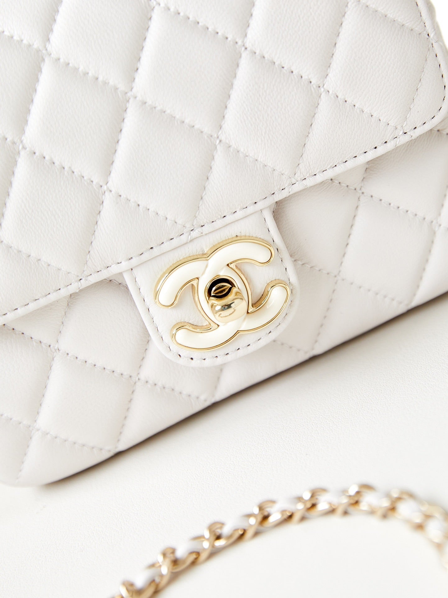 ＣＨＮＥＬSQUARE FLAP BAG WHITE