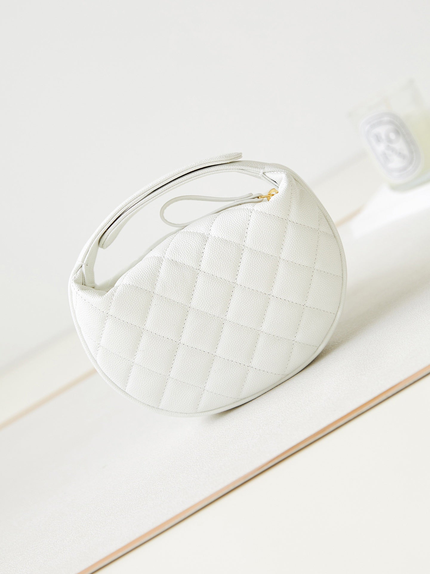 ＣＨＮＥＬCAVIAR LEATHER MINI ROUND HOBO WHITE
