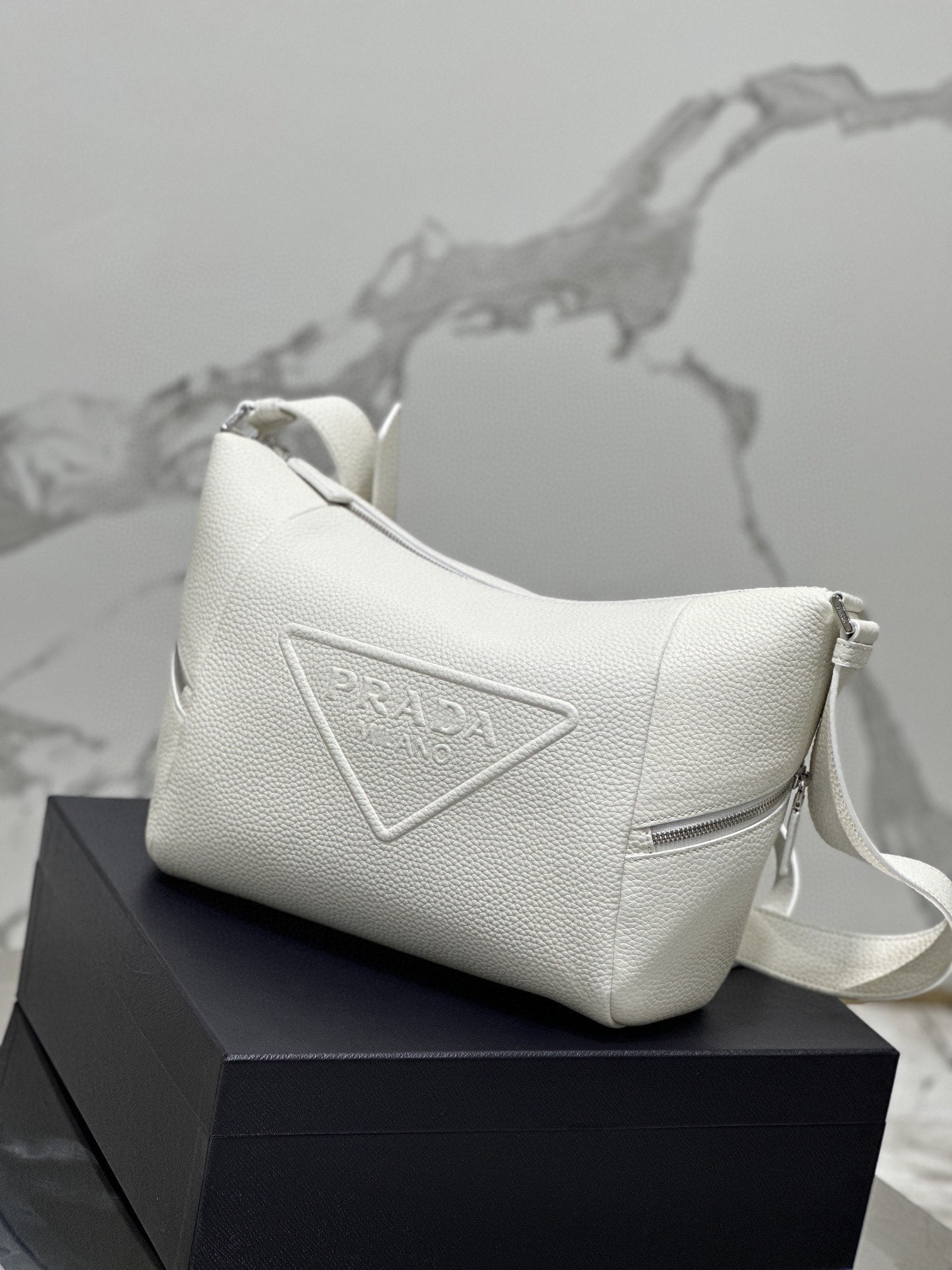 ＰＲＤＡ WHITE LEATHER SHOULDER BAG