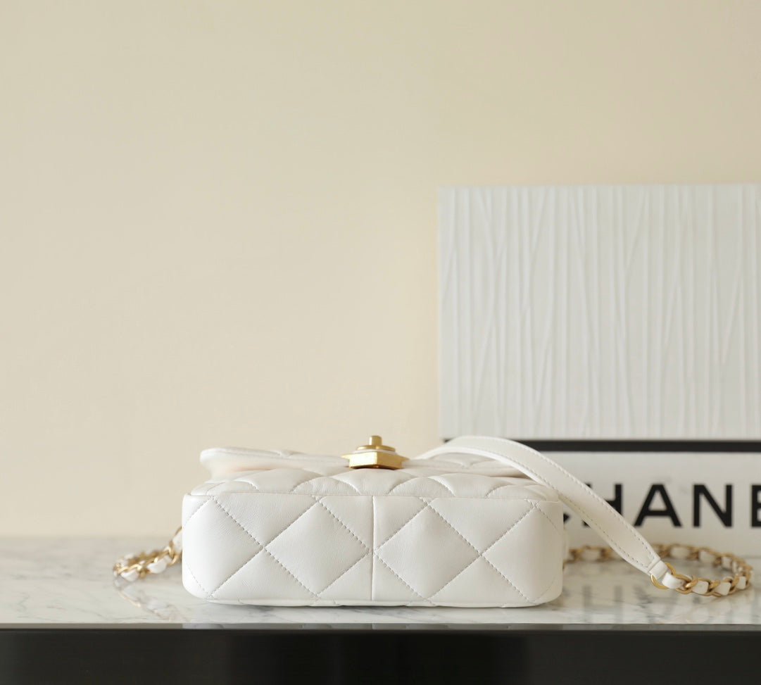 ＣＨＮＥＬHEART MINI FLAP BAG WHITE