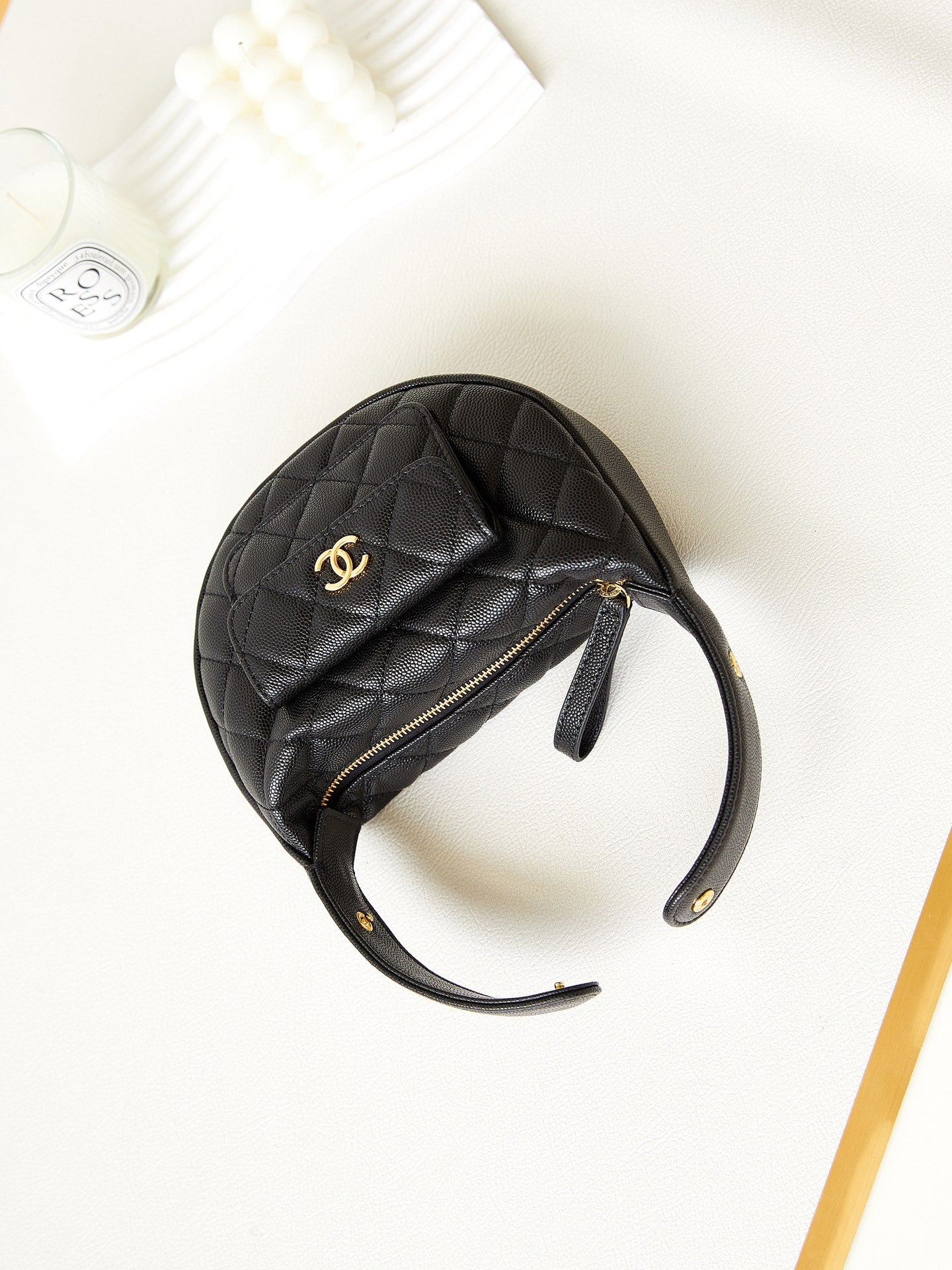 ＣＨＮＥＬCAVIAR LEATHER MINI ROUND HOBO BLACK